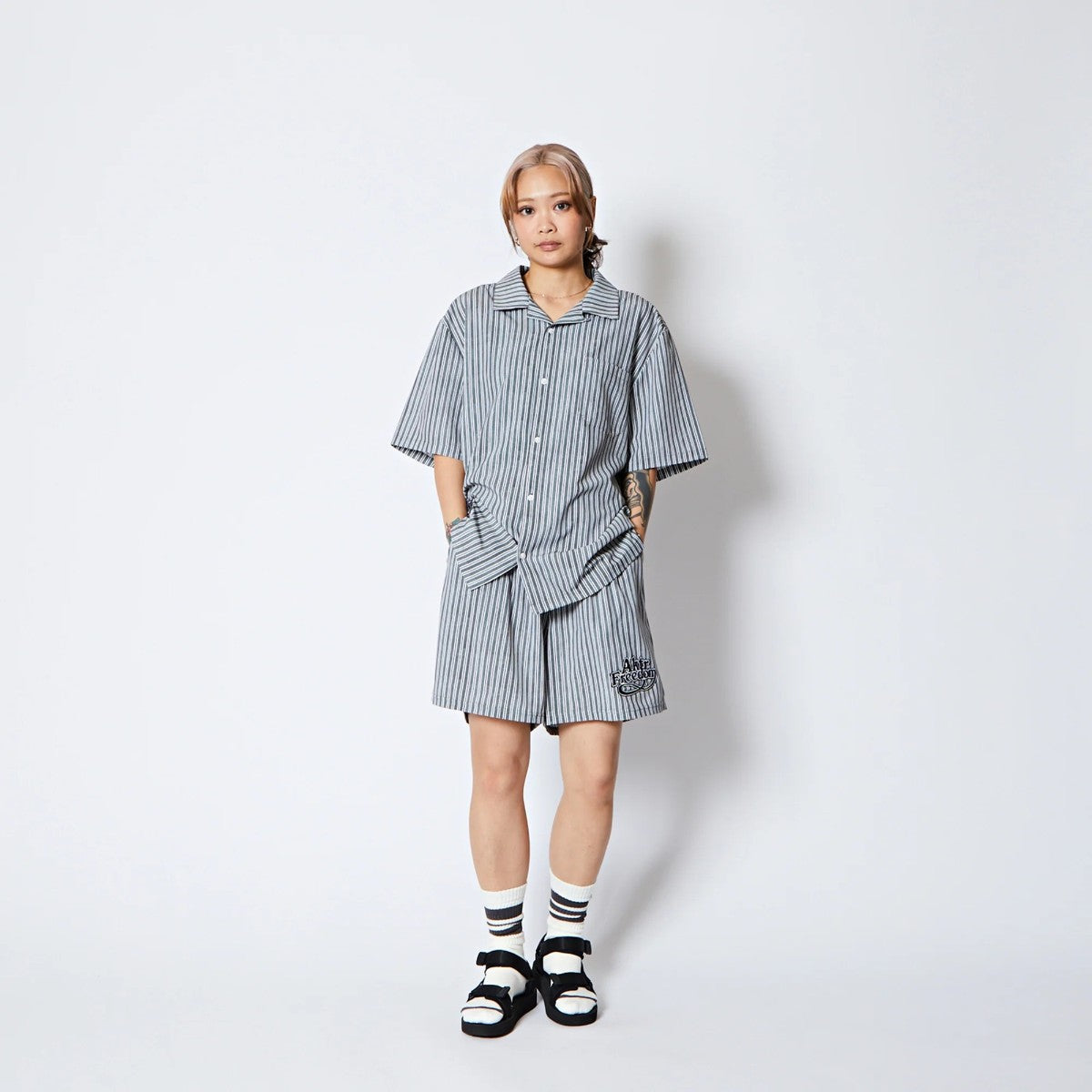 AKTR FREEDOM STRIPE SHIRTS アクター フリーダム ストライプ シャツ 225-031010【メンズ 半袖開襟シャツ ストライプ ロゴ ストレッチ 25FW】