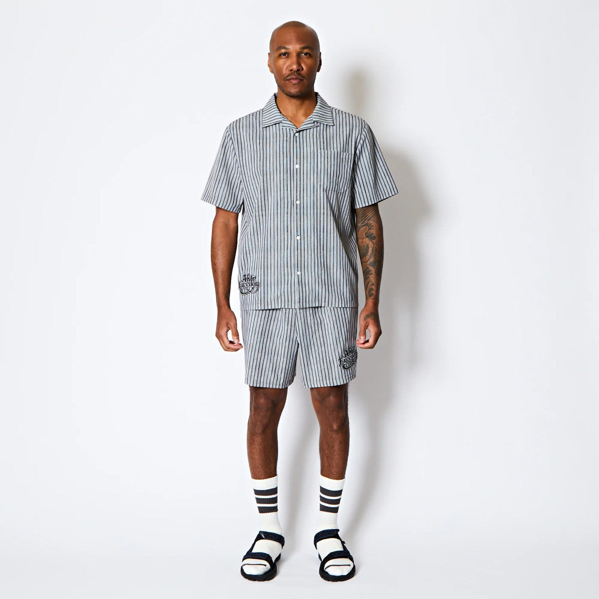 AKTR FREEDOM STRIPE SHIRTS アクター フリーダム ストライプ シャツ 225-031010【メンズ 半袖開襟シャツ ストライプ ロゴ ストレッチ 25FW】