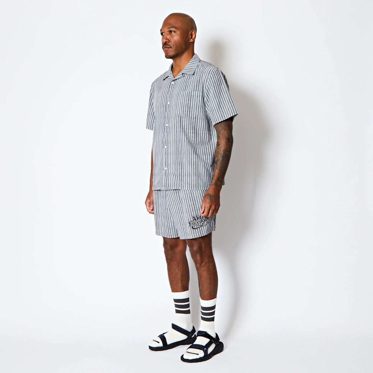 AKTR FREEDOM STRIPE SHIRTS アクター フリーダム ストライプ シャツ 225-031010【メンズ 半袖開襟シャツ ストライプ ロゴ ストレッチ 25FW】