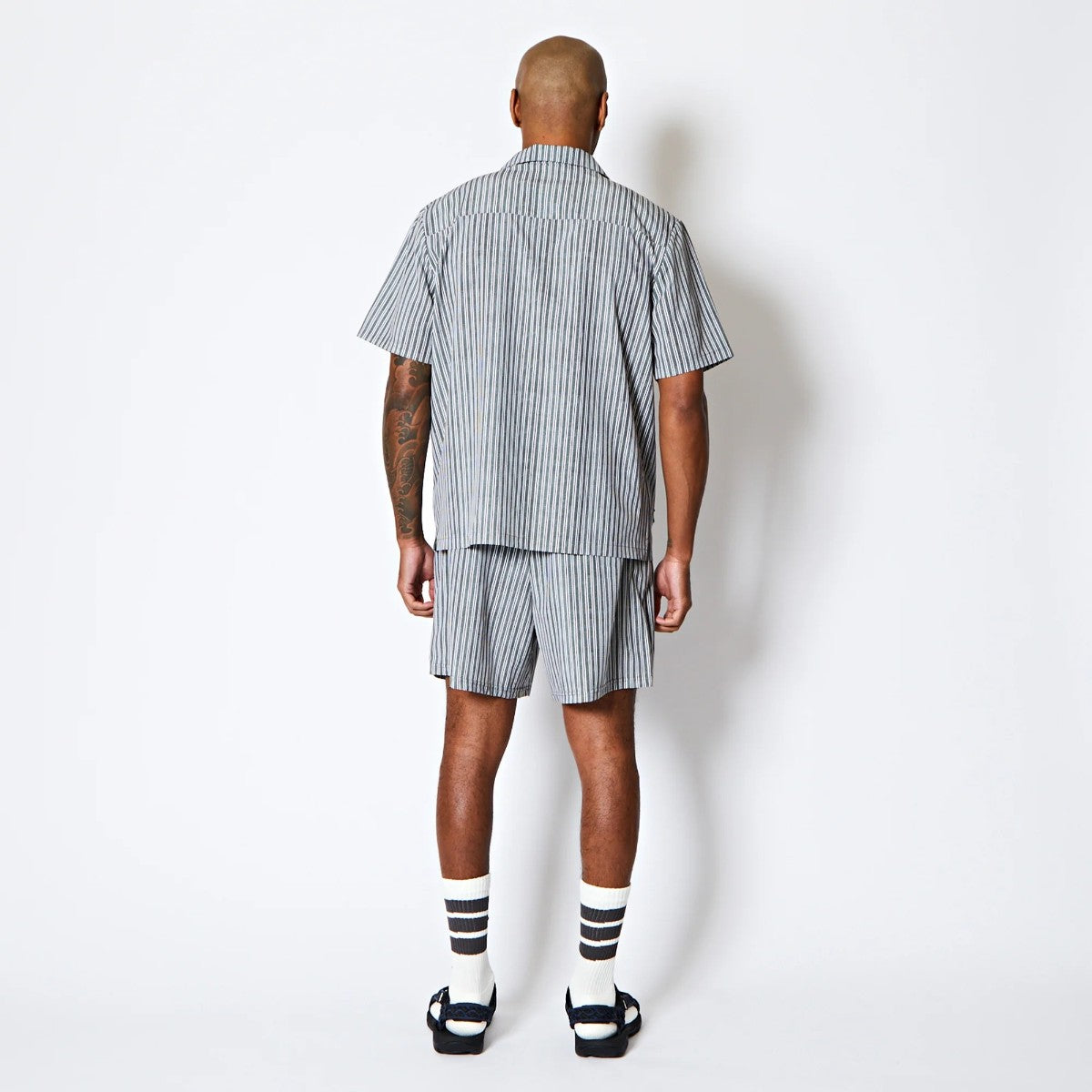 AKTR FREEDOM STRIPE SHIRTS アクター フリーダム ストライプ シャツ 225-031010【メンズ 半袖開襟シャツ ストライプ ロゴ ストレッチ 25FW】