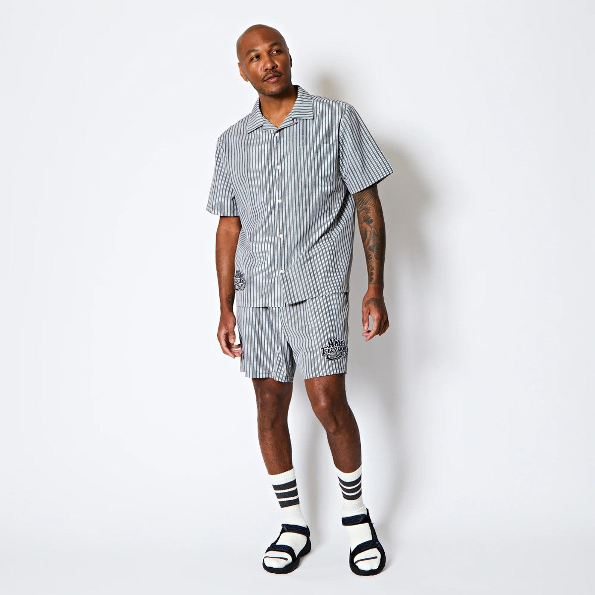 AKTR FREEDOM STRIPE SHIRTS アクター フリーダム ストライプ シャツ 225-031010【メンズ 半袖開襟シャツ ストライプ ロゴ ストレッチ 25FW】