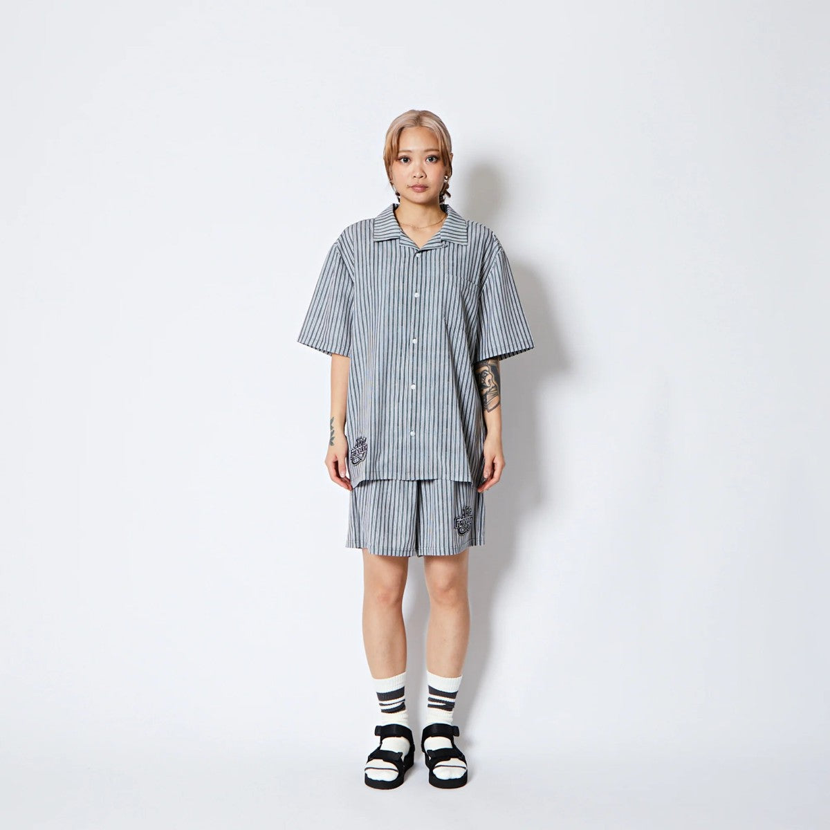 AKTR FREEDOM STRIPE SHIRTS アクター フリーダム ストライプ シャツ 225-031010【メンズ 半袖開襟シャツ ストライプ ロゴ ストレッチ 25FW】