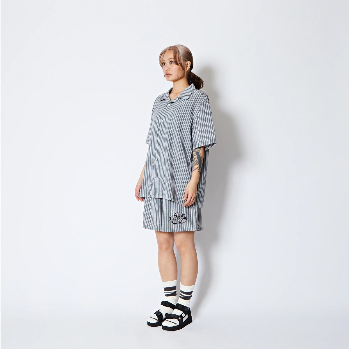 AKTR FREEDOM STRIPE SHIRTS アクター フリーダム ストライプ シャツ 225-031010【メンズ 半袖開襟シャツ ストライプ ロゴ ストレッチ 25FW】