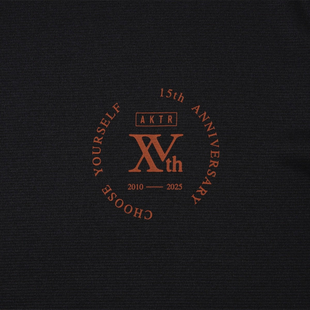 AKTR 15TH ANNIVERSARY SPORTS TEE アクター 15TH アニバーサリー スポーツ ティー 225-041005【メンズ 半袖Tシャツ グラフィック エンブレム ロゴ バックプリント 25FW】