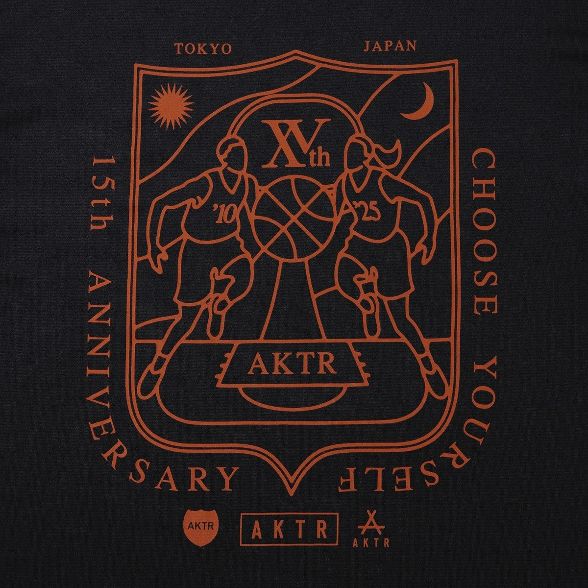 AKTR 15TH ANNIVERSARY SPORTS TEE アクター 15TH アニバーサリー スポーツ ティー 225-041005【メンズ 半袖Tシャツ グラフィック エンブレム ロゴ バックプリント 25FW】