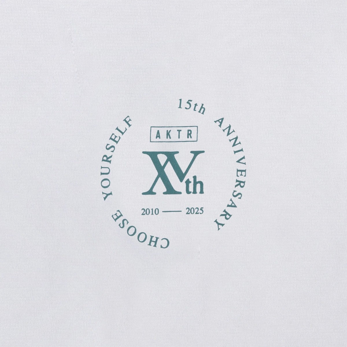 AKTR 15TH ANNIVERSARY SPORTS TEE アクター 15TH アニバーサリー スポーツ ティー 225-041005【メンズ 半袖Tシャツ グラフィック エンブレム ロゴ バックプリント 25FW】