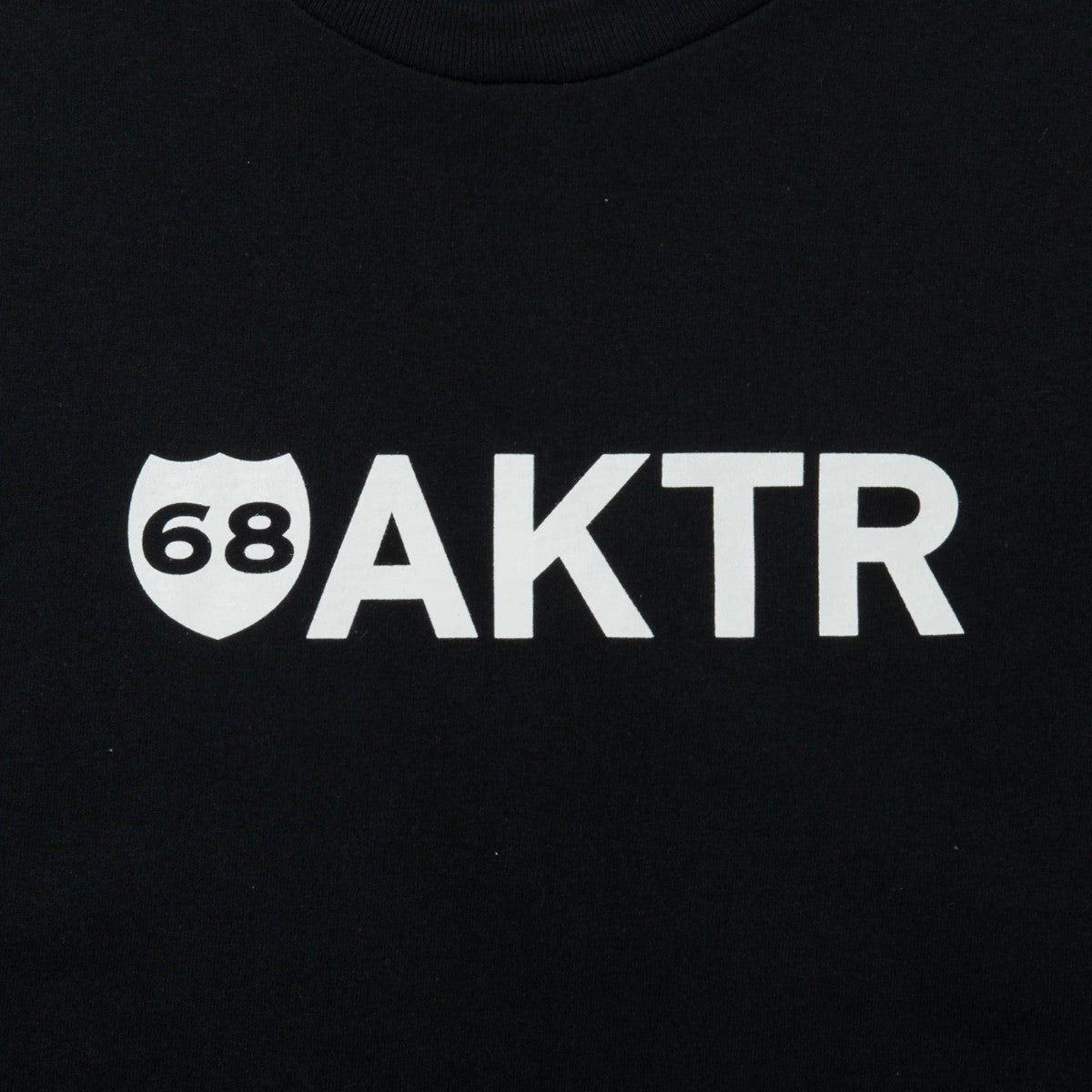 AKTR 68xAKTR LOGO TEE アクター 68xAKTR ロゴ ティー 225-044005【メンズ 半袖Tシャツ コラボ 25FW】