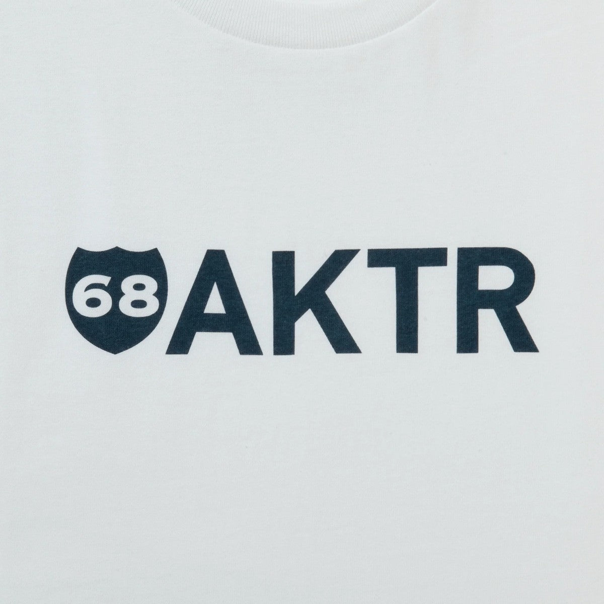 AKTR 68xAKTR LOGO TEE アクター 68xAKTR ロゴ ティー 225-044005【メンズ 半袖Tシャツ コラボ 25FW】