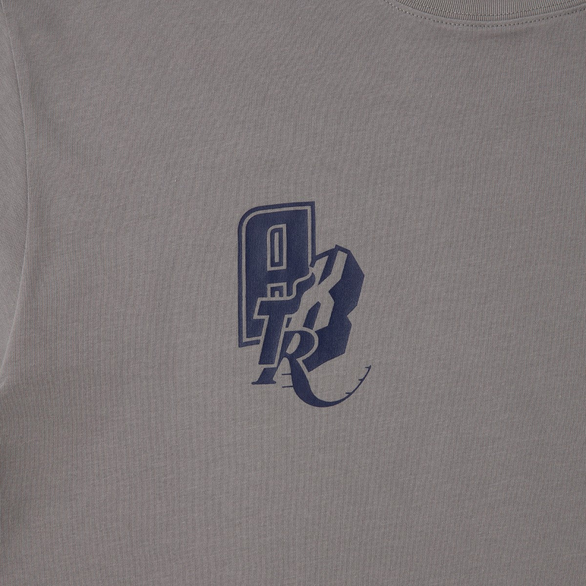 AKTR NBAxAKTR 1-PT CUT UP LOGO TEE アクター NBAxAKTR 1-PT カットアップ ロゴTシャツ 225-048005【メンズ 半袖Tシャツ チームロゴ ワンポイント バックプリント 25SS】