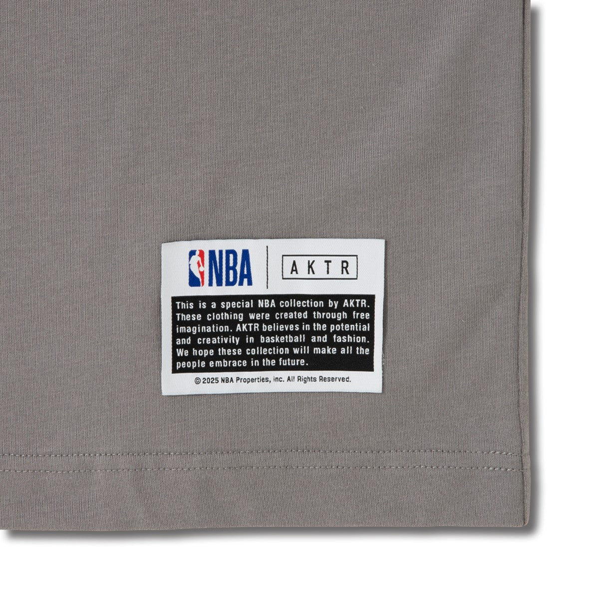 AKTR NBAxAKTR 1-PT CUT UP LOGO TEE アクター NBAxAKTR 1-PT カットアップ ロゴTシャツ 225-048005【メンズ 半袖Tシャツ チームロゴ ワンポイント バックプリント 25SS】