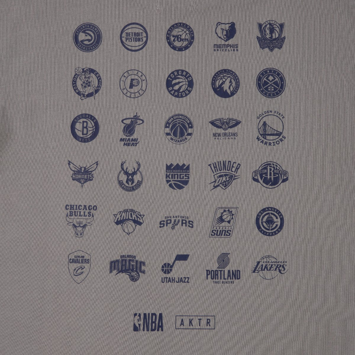 AKTR NBAxAKTR 1-PT CUT UP LOGO TEE アクター NBAxAKTR 1-PT カットアップ ロゴTシャツ 225-048005【メンズ 半袖Tシャツ チームロゴ ワンポイント バックプリント 25SS】