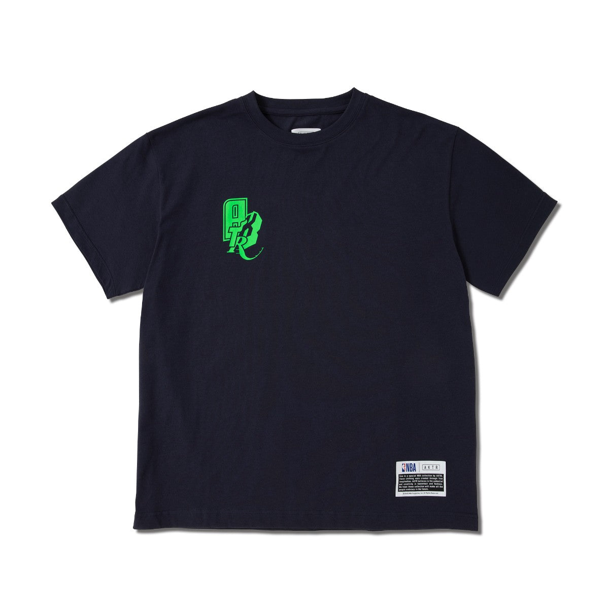 AKTR NBAxAKTR 1-PT CUT UP LOGO TEE アクター NBAxAKTR 1-PT カットアップ ロゴTシャツ 225-048005【メンズ 半袖Tシャツ チームロゴ ワンポイント バックプリント 25SS】