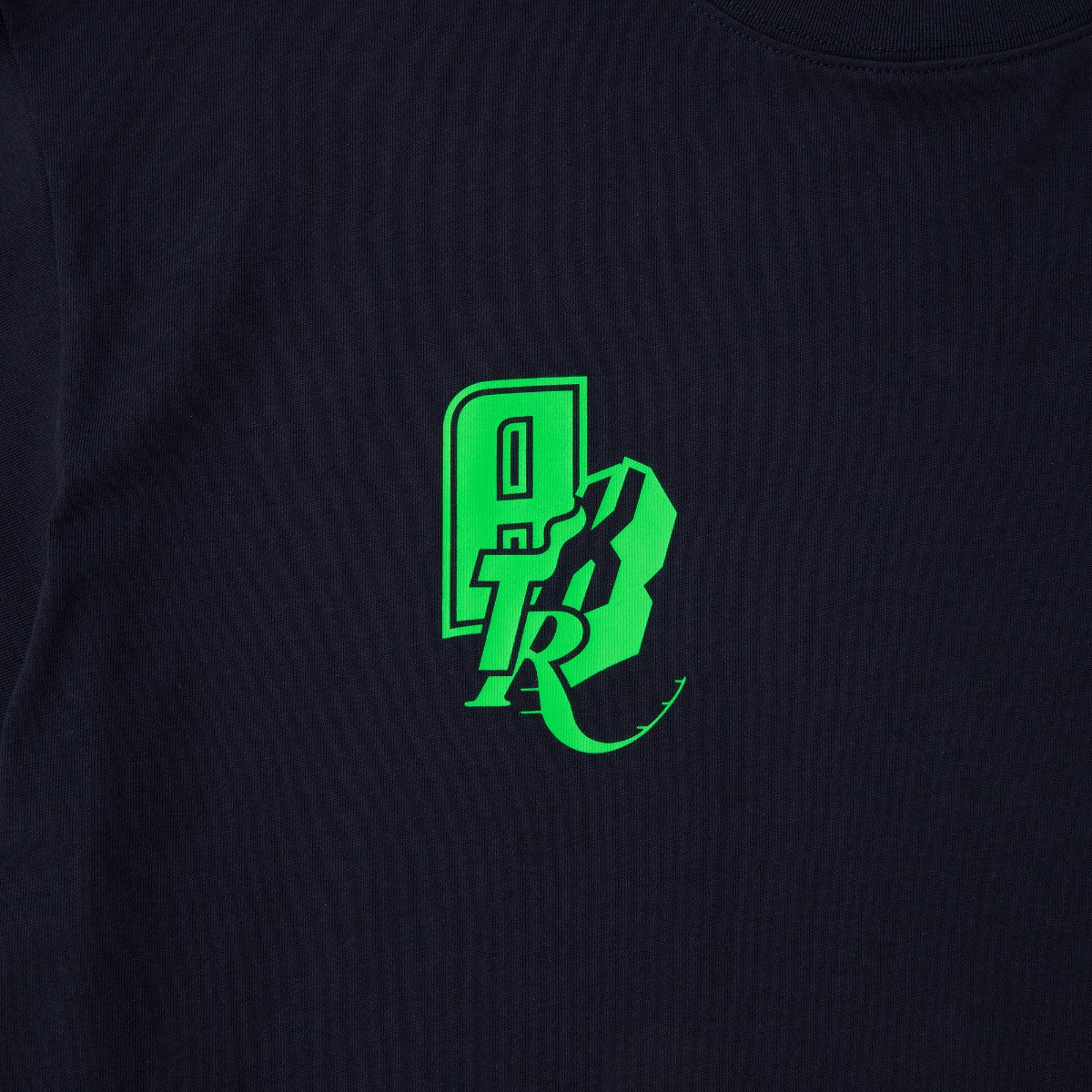 AKTR NBAxAKTR 1-PT CUT UP LOGO TEE アクター NBAxAKTR 1-PT カットアップ ロゴTシャツ 225-048005【メンズ 半袖Tシャツ チームロゴ ワンポイント バックプリント 25SS】