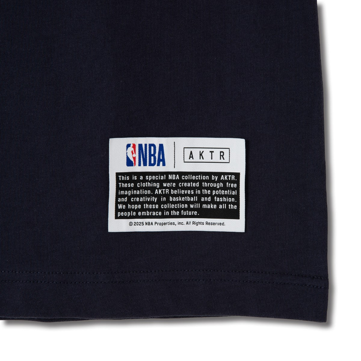 AKTR NBAxAKTR 1-PT CUT UP LOGO TEE アクター NBAxAKTR 1-PT カットアップ ロゴTシャツ 225-048005【メンズ 半袖Tシャツ チームロゴ ワンポイント バックプリント 25SS】