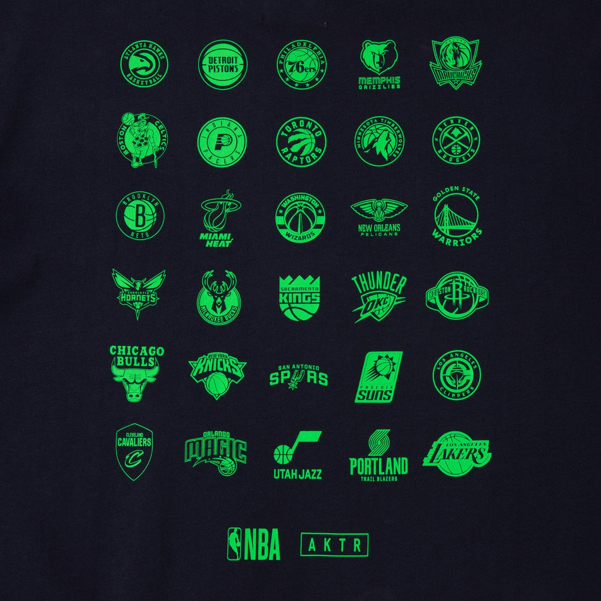 AKTR NBAxAKTR 1-PT CUT UP LOGO TEE アクター NBAxAKTR 1-PT カットアップ ロゴTシャツ 225-048005【メンズ 半袖Tシャツ チームロゴ ワンポイント バックプリント 25SS】