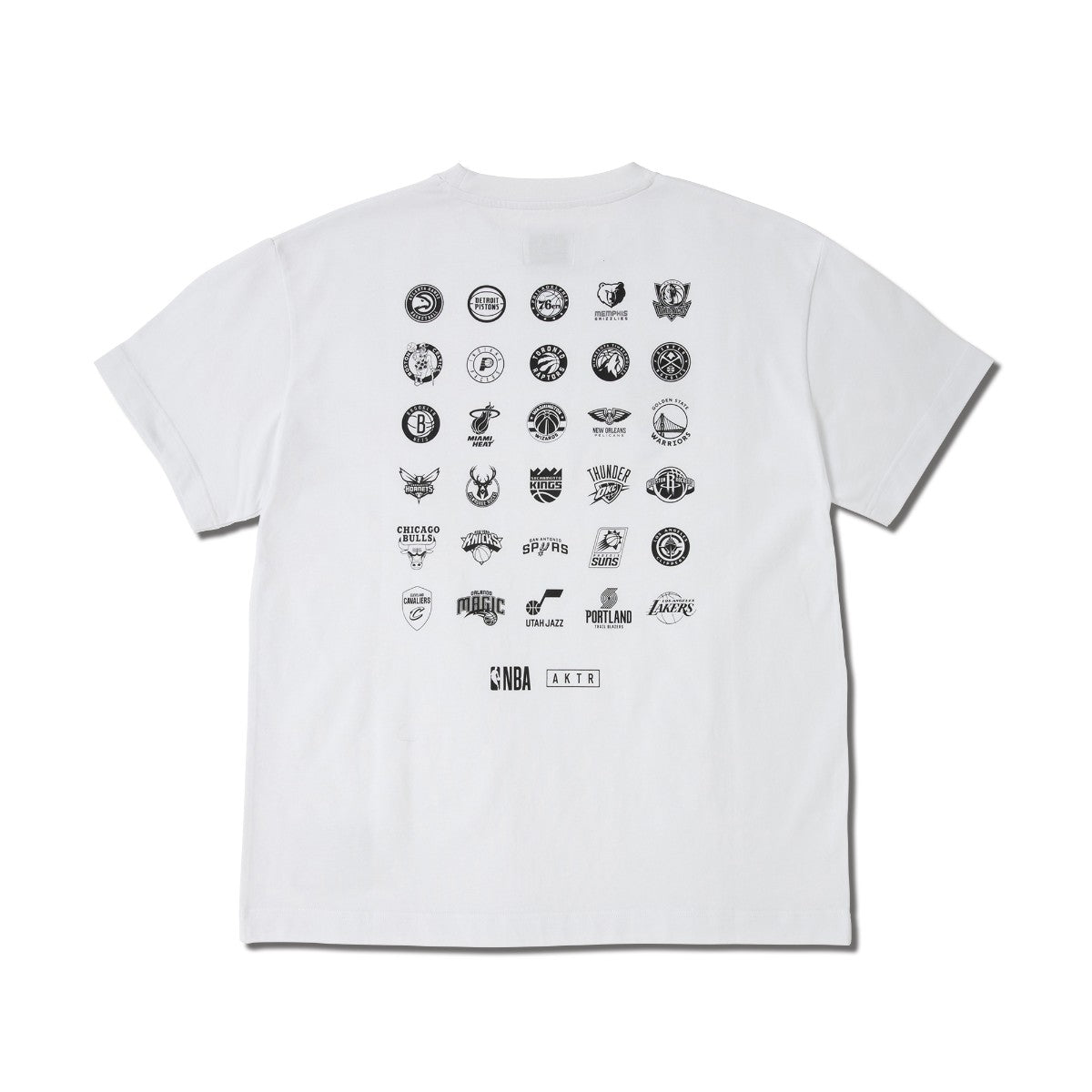 AKTR NBAxAKTR 1-PT CUT UP LOGO TEE アクター NBAxAKTR 1-PT カットアップ ロゴTシャツ 225-048005【メンズ 半袖Tシャツ チームロゴ ワンポイント バックプリント 25SS】