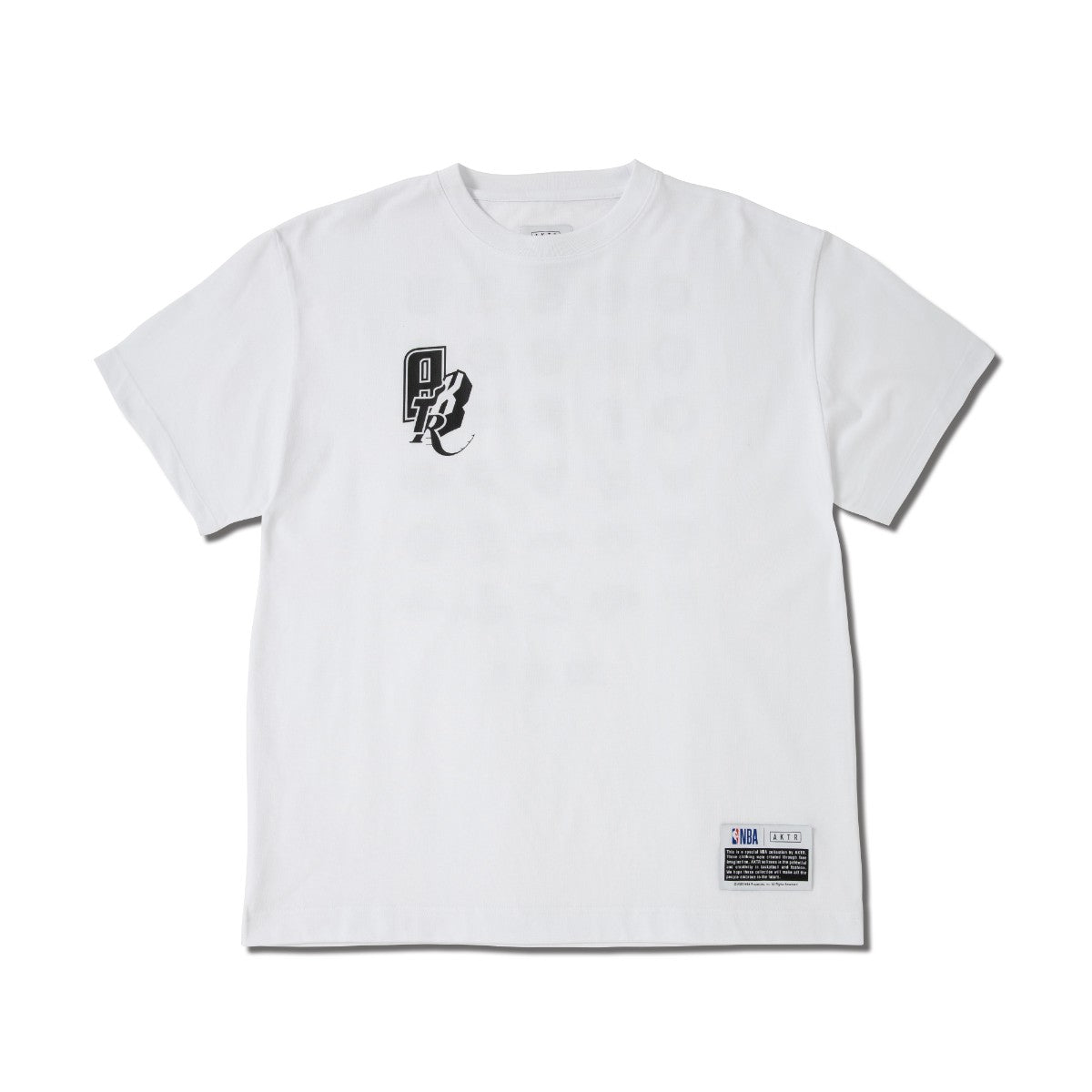 AKTR NBAxAKTR 1-PT CUT UP LOGO TEE アクター NBAxAKTR 1-PT カットアップ ロゴTシャツ 225-048005【メンズ 半袖Tシャツ チームロゴ ワンポイント バックプリント 25SS】