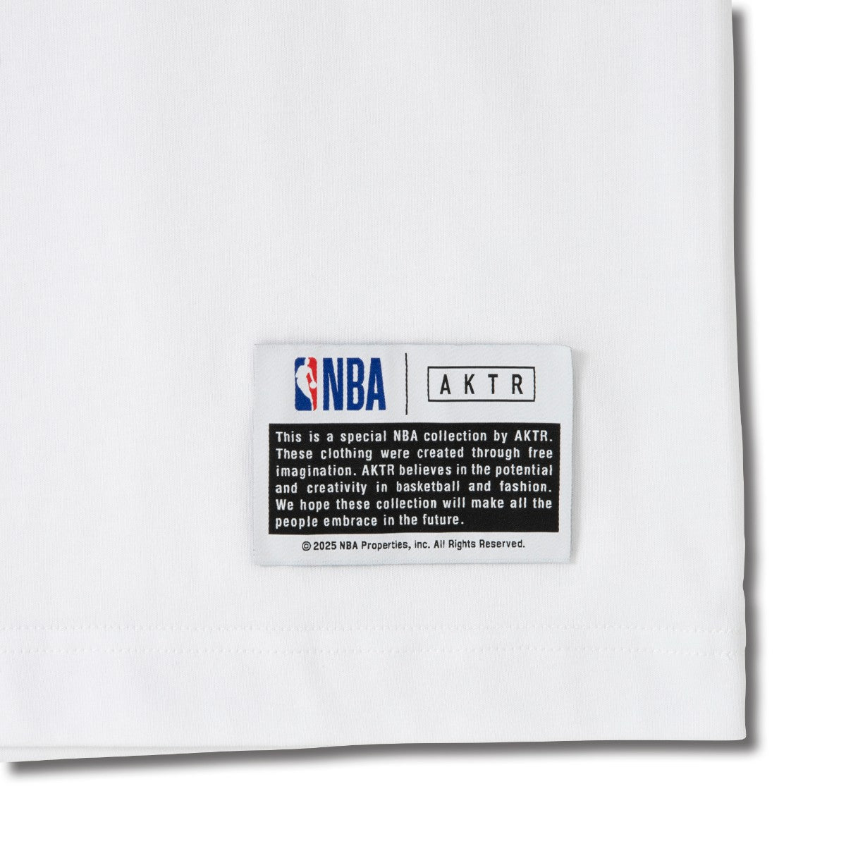 AKTR NBAxAKTR 1-PT CUT UP LOGO TEE アクター NBAxAKTR 1-PT カットアップ ロゴTシャツ 225-048005【メンズ 半袖Tシャツ チームロゴ ワンポイント バックプリント 25SS】