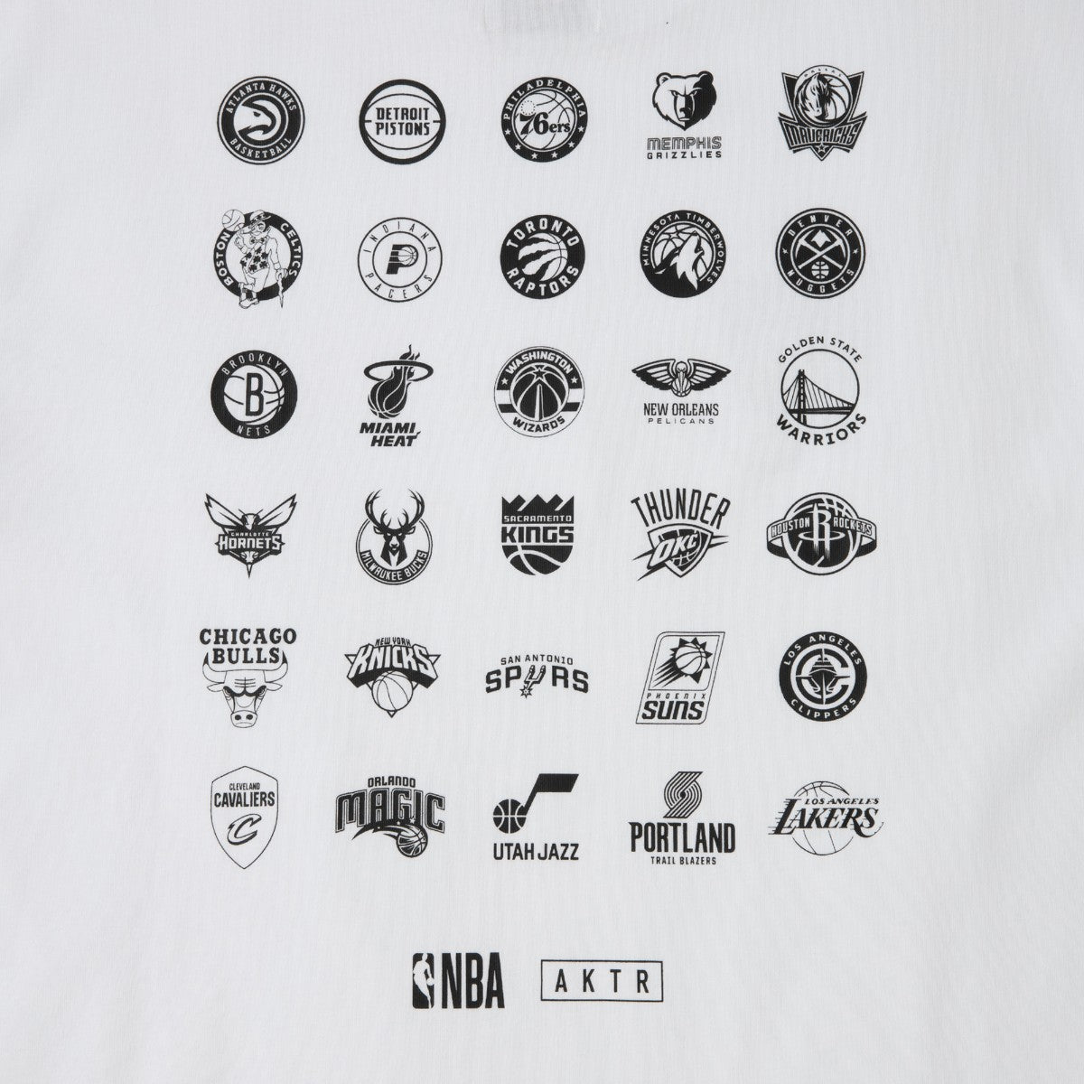 AKTR NBAxAKTR 1-PT CUT UP LOGO TEE アクター NBAxAKTR 1-PT カットアップ ロゴTシャツ 225-048005【メンズ 半袖Tシャツ チームロゴ ワンポイント バックプリント 25SS】