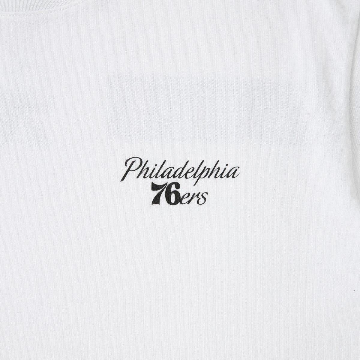 AKTR NBAxAKTR BACK LINE TEE PHI アクター NBAxAKTR バックラインTシャツ PHI 225-050005【メンズ 半袖Tシャツ チームロゴ ワンポイント 25SS】