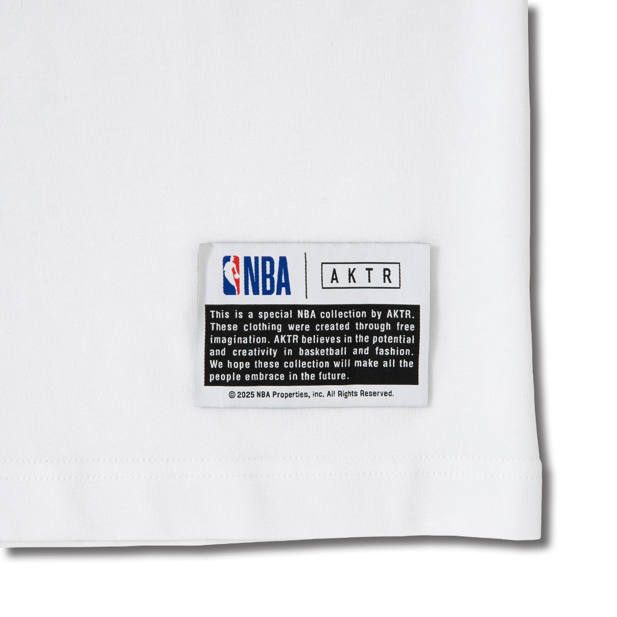 AKTR NBAxAKTR BACK LINE TEE PHI アクター NBAxAKTR バックラインTシャツ PHI 225-050005【メンズ 半袖Tシャツ チームロゴ ワンポイント 25SS】