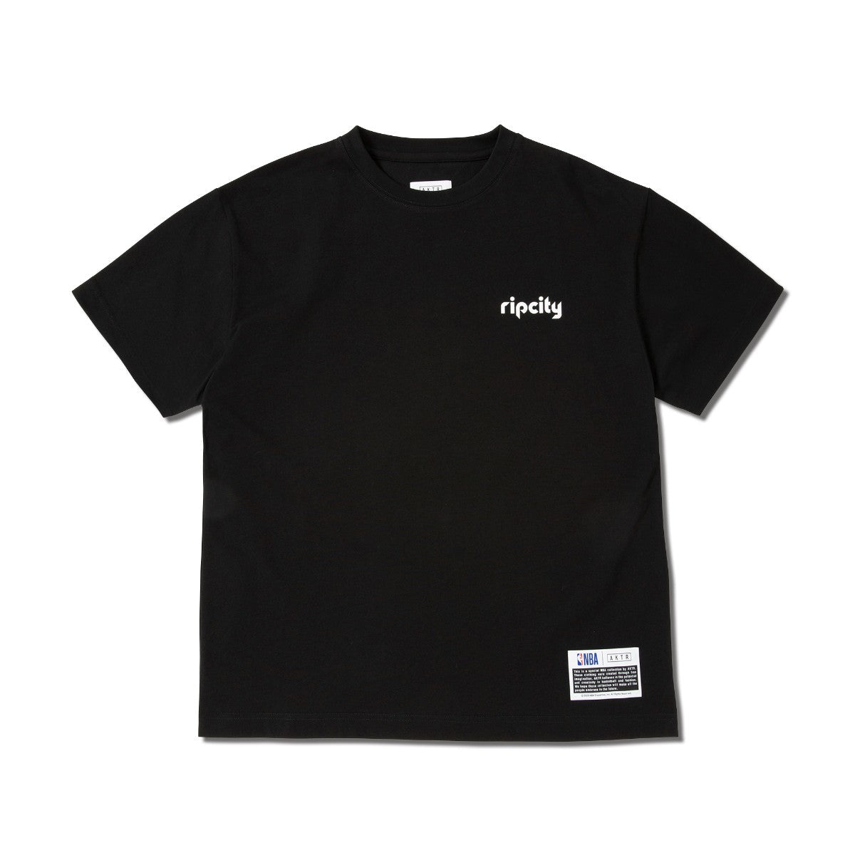 AKTR NBAxAKTR BACK LINE TEE POR アクター NBAxAKTR バックラインTシャツ POP 225-052005【メンズ 半袖Tシャツ チームロゴ ワンポイント 25SS】