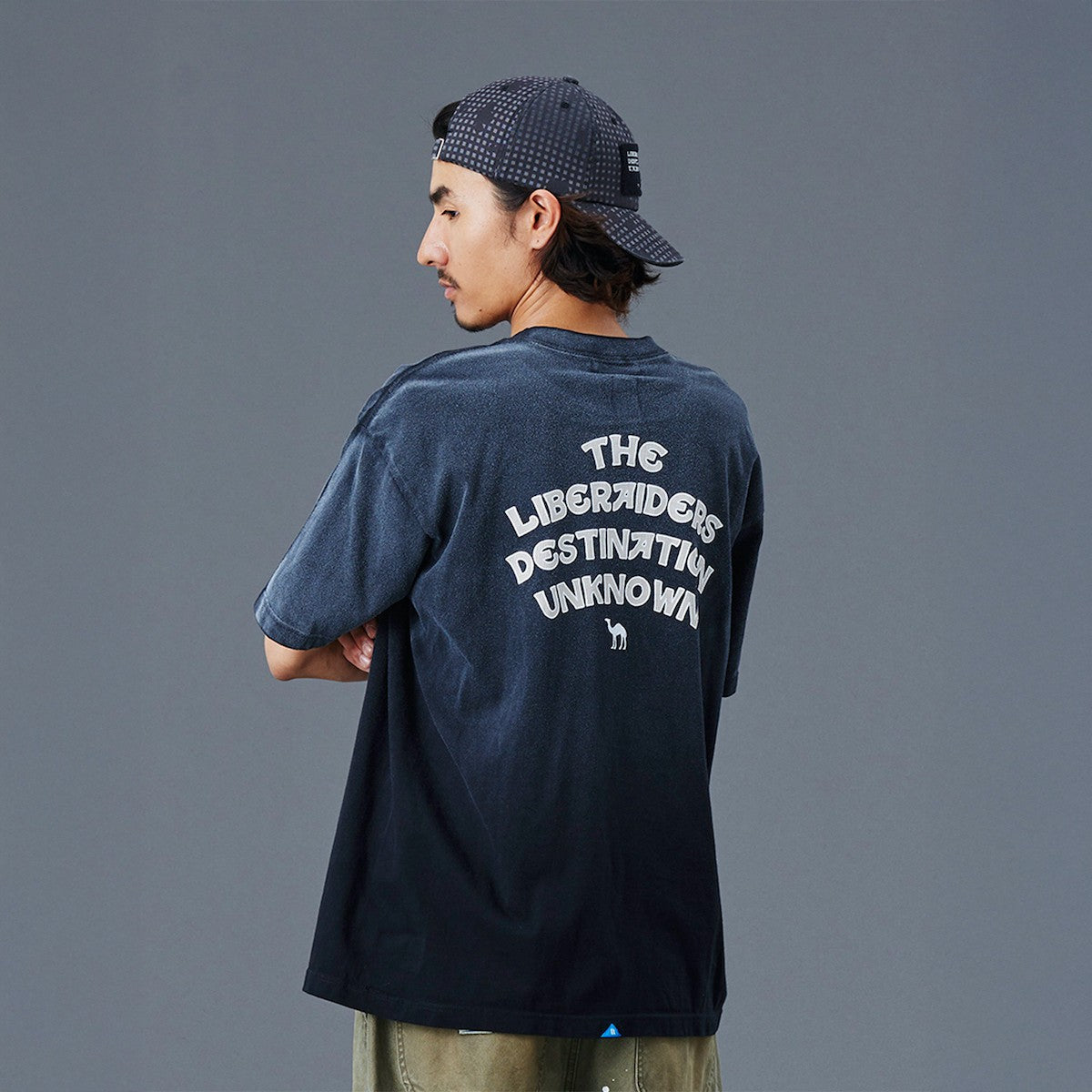 Liberaiders CAMEL TEE リベレイダース キャメル ティー 77602【メンズ Tシャツ 半袖 ロゴ バックプリント ヴィンテージテイスト 25FW】