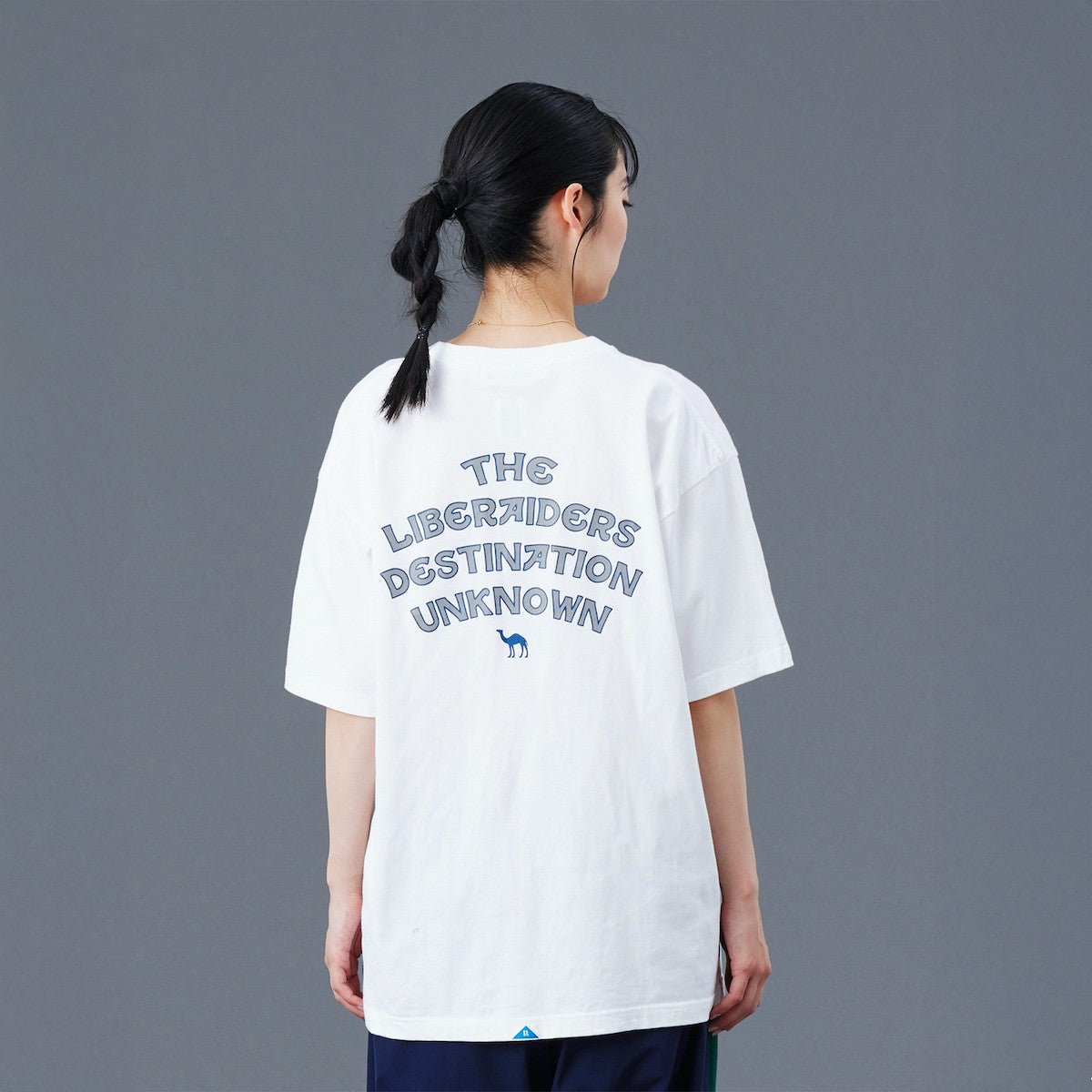 Liberaiders CAMEL TEE リベレイダース キャメル ティー 77602【メンズ Tシャツ 半袖 ロゴ バックプリント ヴィンテージテイスト 25FW】