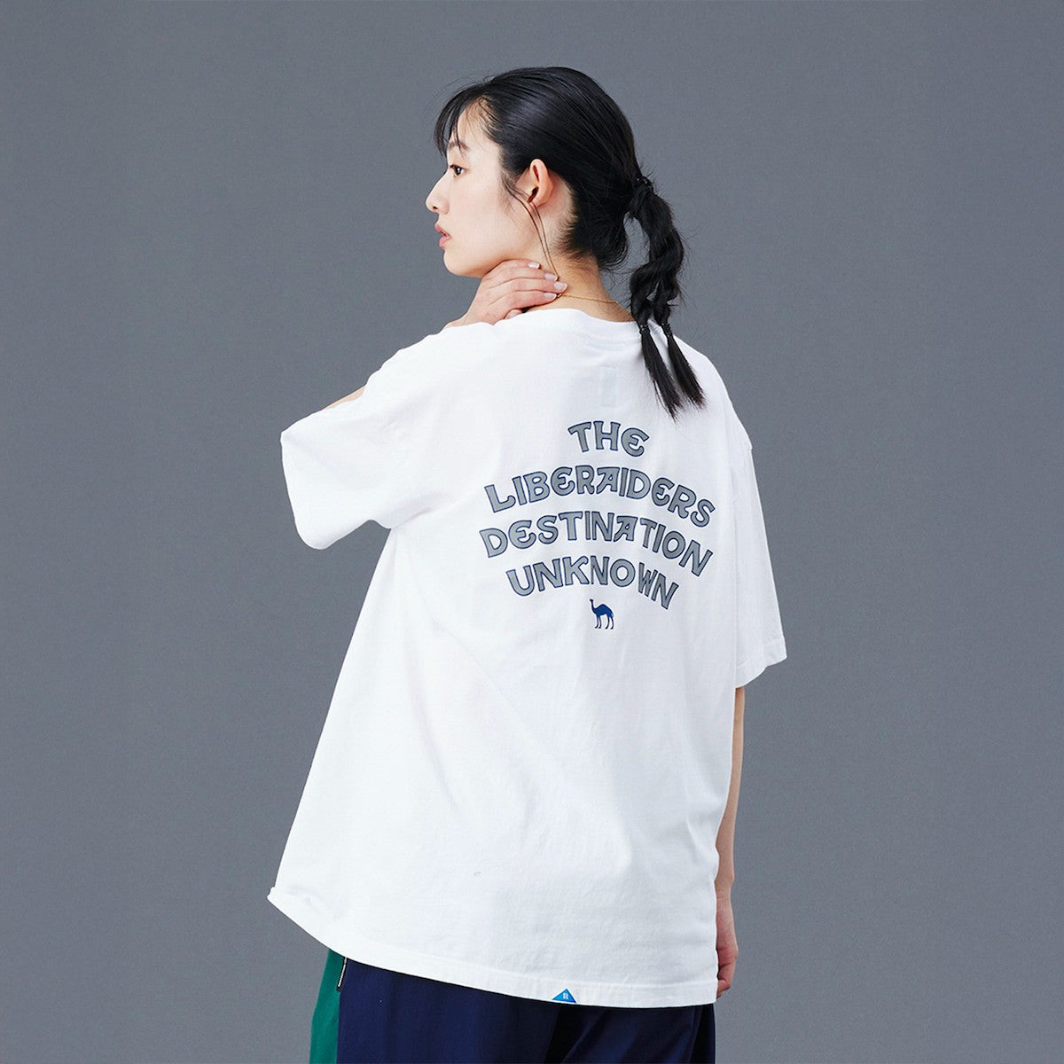 Liberaiders CAMEL TEE リベレイダース キャメル ティー 77602【メンズ Tシャツ 半袖 ロゴ バックプリント ヴィンテージテイスト 25FW】