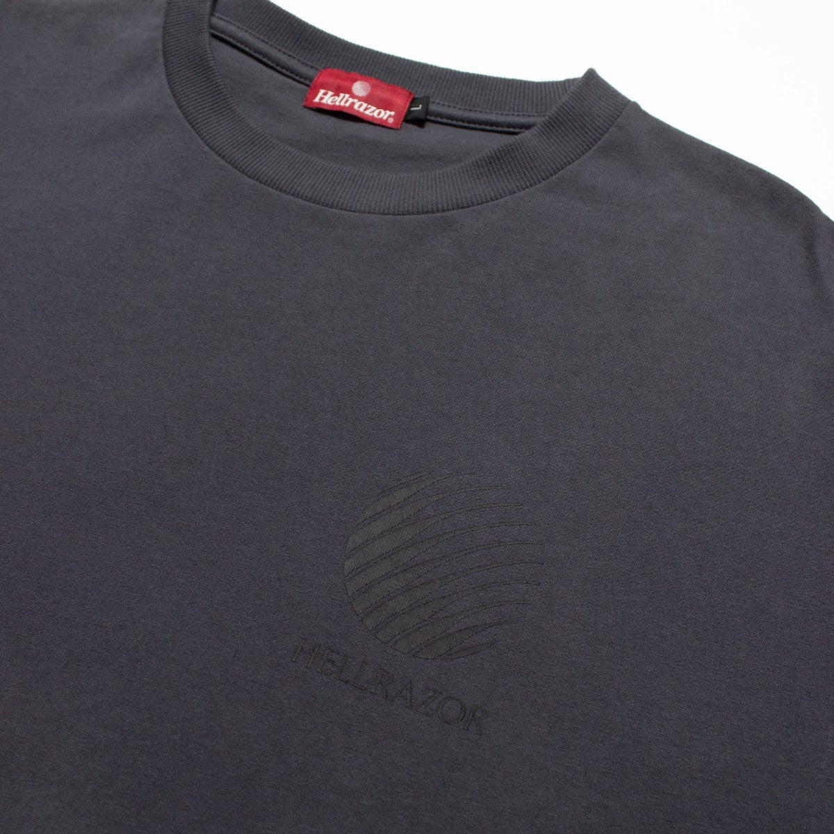 Hellrazor CORE LOGO T-SHIRT ヘルレイザー コア ロゴ Tシャツ 01125SPQS5302【メンズ 半袖Tシャツ バックプリント ブランドロゴ 25FW】