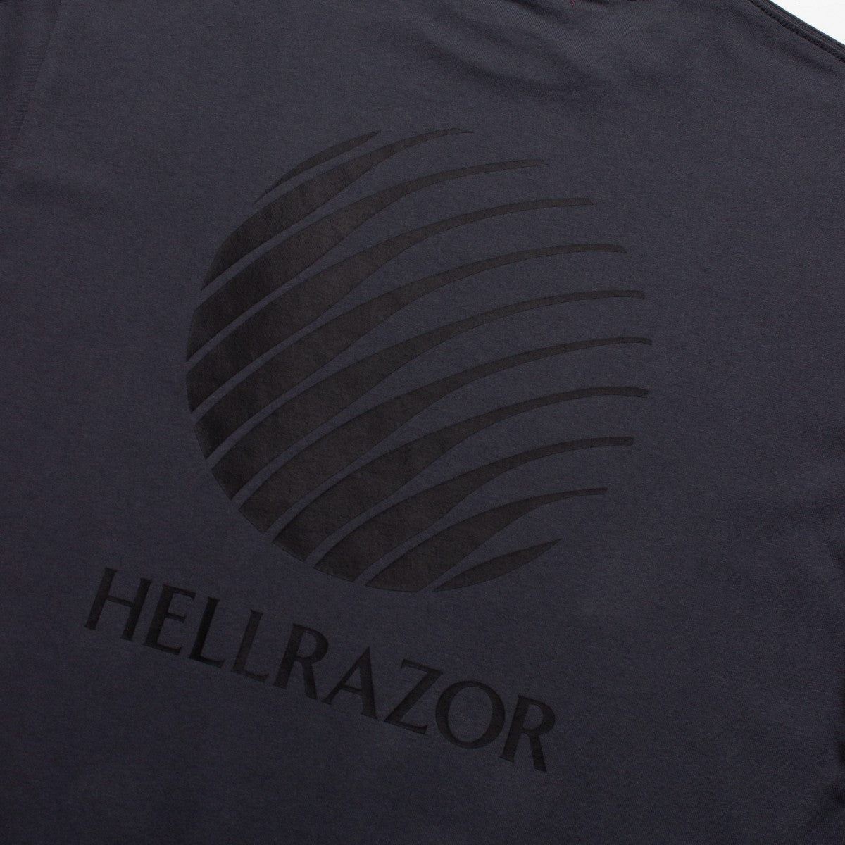 Hellrazor CORE LOGO T-SHIRT ヘルレイザー コア ロゴ Tシャツ 01125SPQS5302【メンズ 半袖Tシャツ バックプリント ブランドロゴ 25FW】