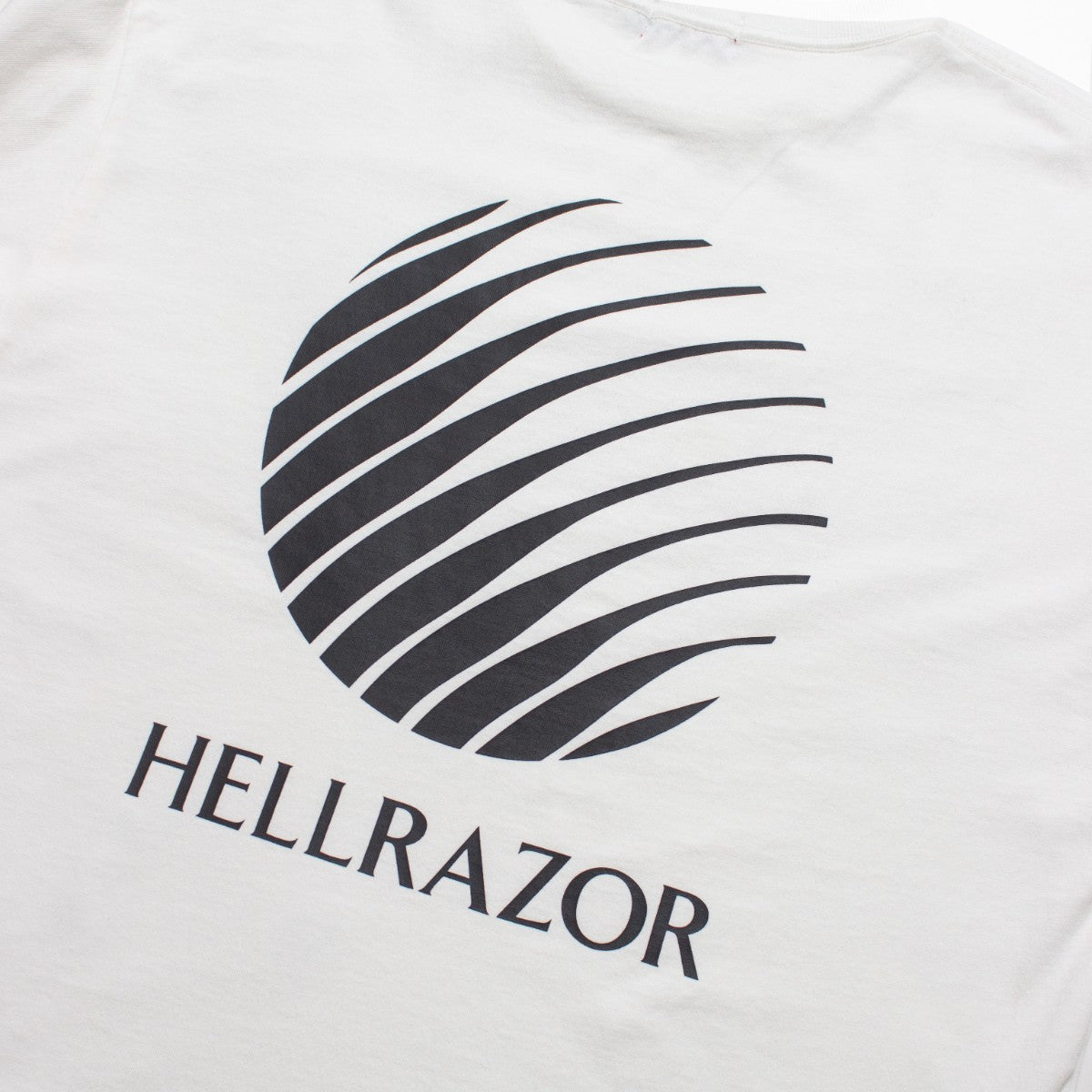 Hellrazor CORE LOGO T-SHIRT ヘルレイザー コア ロゴ Tシャツ 01125SPQS5302【メンズ 半袖Tシャツ バックプリント ブランドロゴ 25FW】