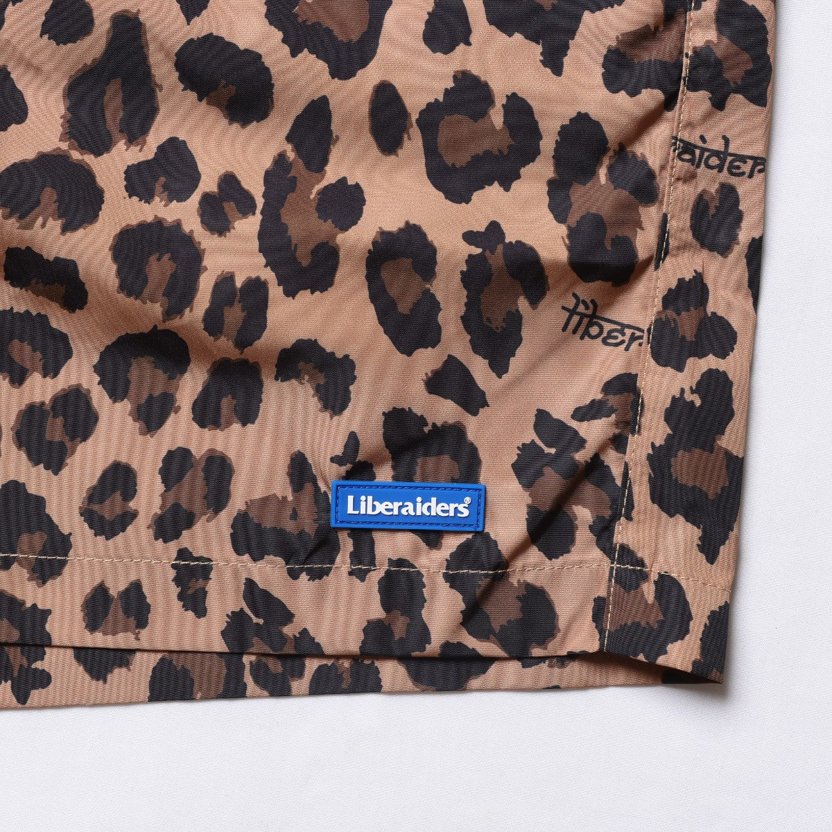 Liberaiders LEOPARD UTILITY SHORTS リベレイダース レオパード ユーティリティ ショーツ 738012513【メンズ ハーフパンツ ショートパンツ 総柄 撥水素材 アウトドア 販路限定 25FW】