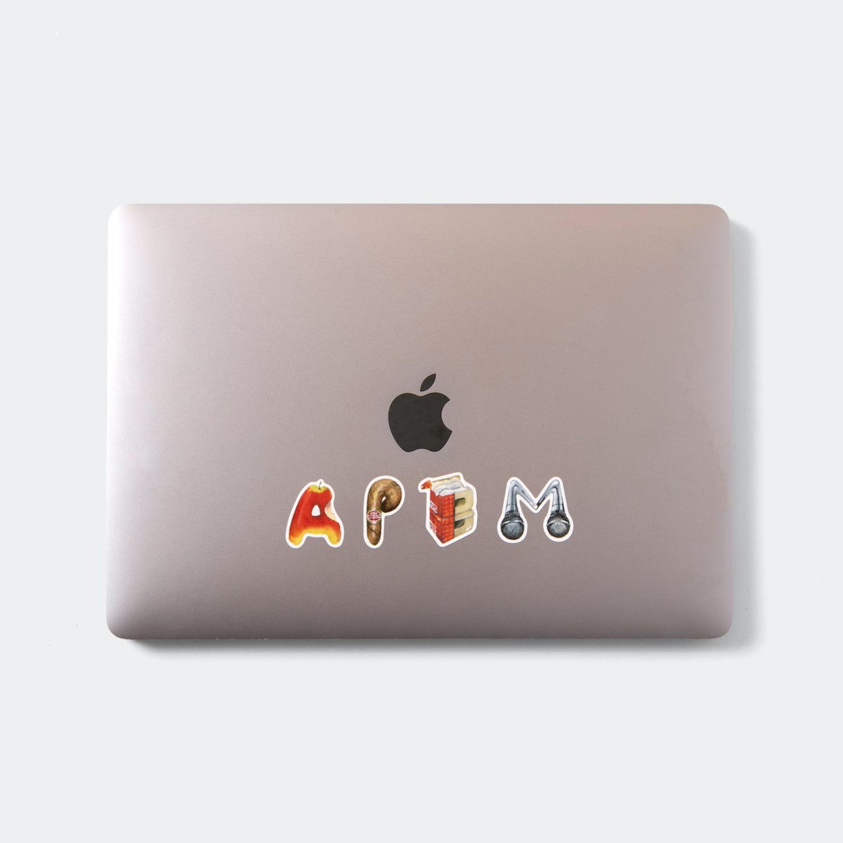 APPLEBUM “Alphabet” A4 Sticker アップルバム “アルファベット” A4 ステッカー HS2511004【メンズ ステッカー シール グラフィック 絵文字 25SS】
