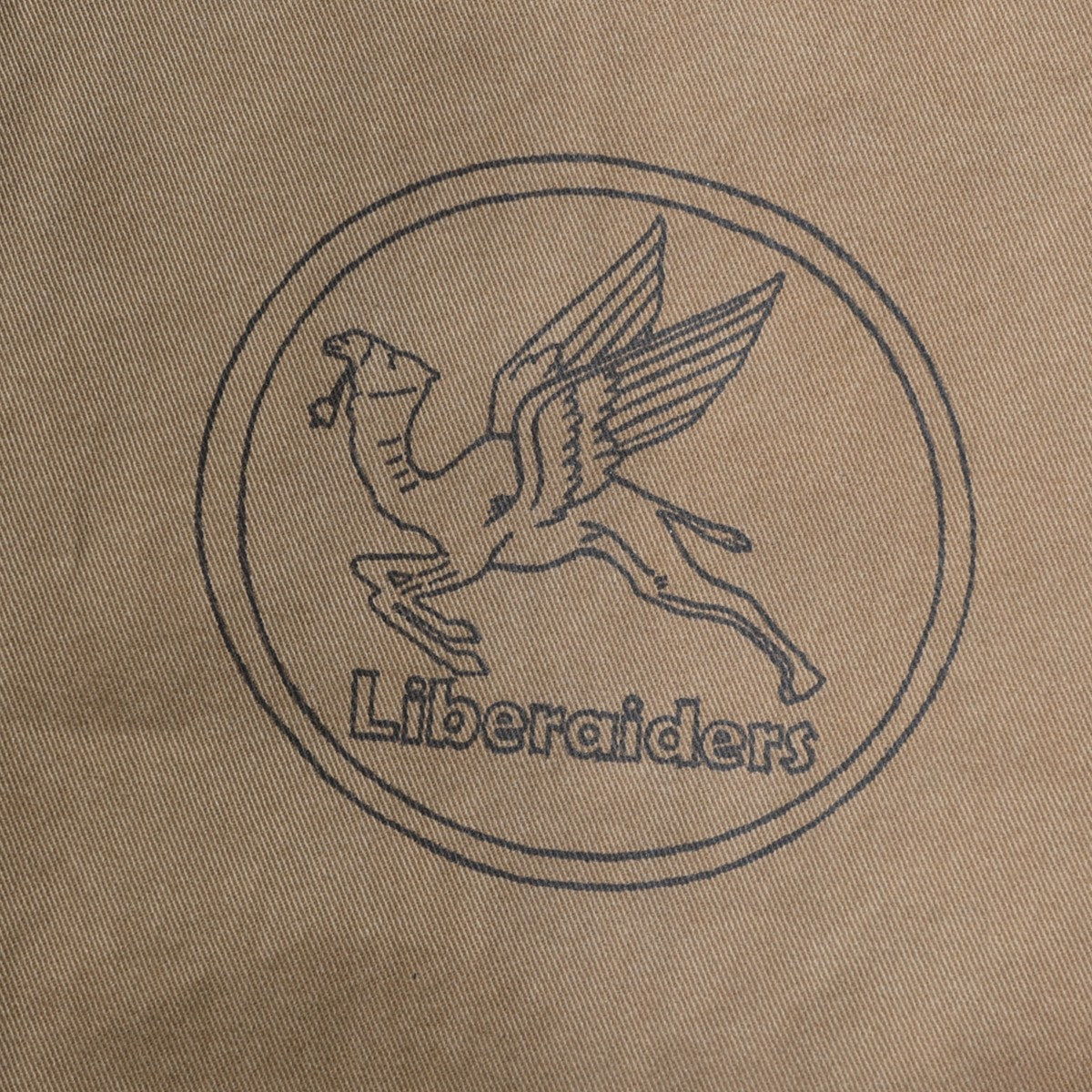 Liberaiders HANDWRITING PRINT CHINO SARROUEL PANTS リベレイダース ハンドライティング プリント チノ サルエルパンツ 77702【メンズ サルエル チノ パンツ ペインター ヴィンテージ 加工 25FW】