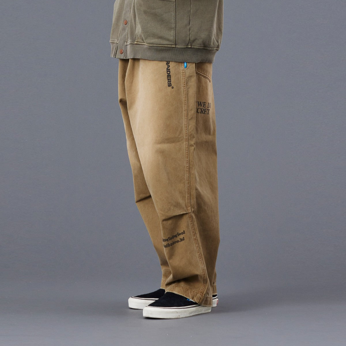 Liberaiders HANDWRITING PRINT CHINO SARROUEL PANTS リベレイダース ハンドライティング プリント チノ サルエルパンツ 77702【メンズ サルエル チノ パンツ ペインター ヴィンテージ 加工 25FW】