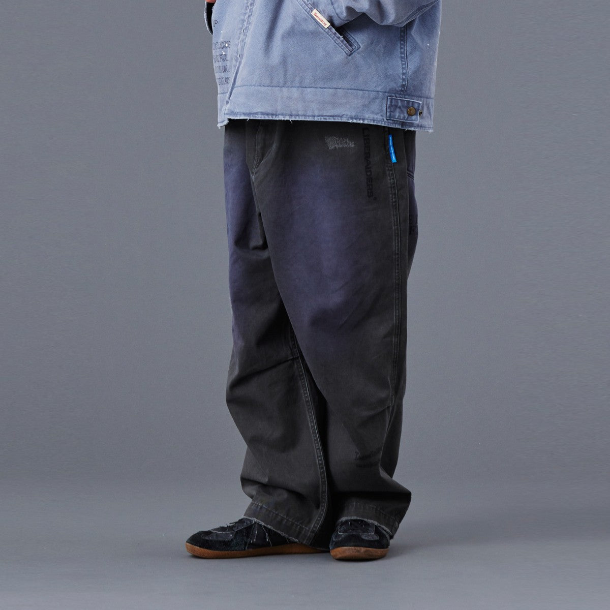 Liberaiders HANDWRITING PRINT CHINO SARROUEL PANTS リベレイダース ハンドライティング プリント チノ サルエルパンツ 77702【メンズ サルエル チノ パンツ ペインター ヴィンテージ 加工 25FW】