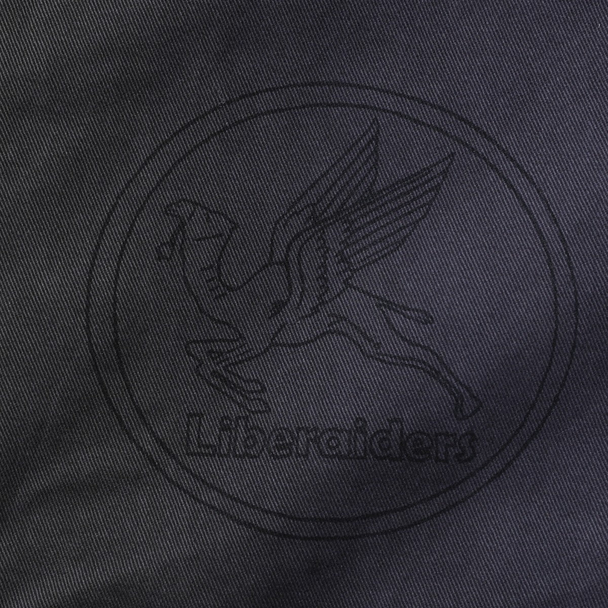 Liberaiders HANDWRITING PRINT CHINO SARROUEL PANTS リベレイダース ハンドライティング プリント チノ サルエルパンツ 77702【メンズ サルエル チノ パンツ ペインター ヴィンテージ 加工 25FW】