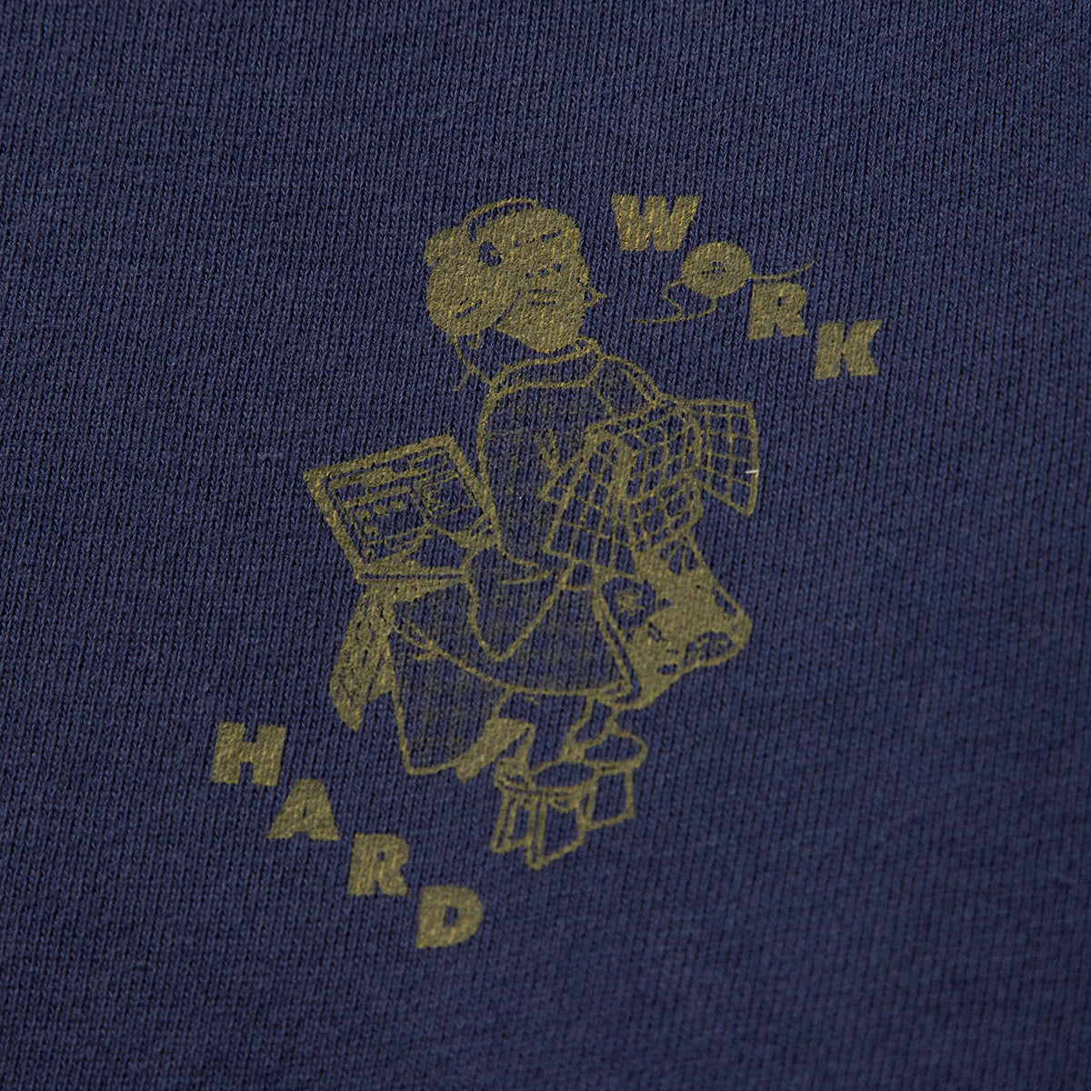 坩堝 WORKHARD/必殺仕事人 CREW SWEAT (RUTSUBO×YU SUDA) RUTSUBO WORKHARD/必殺仕事人 クルースウェット R25FA-SUDA-PF3【メンズ アーティスト クルースウェット メッセージ バックプリント コラボ 25FW】