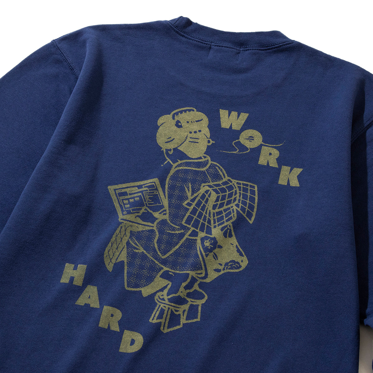 坩堝 WORKHARD/必殺仕事人 CREW SWEAT (RUTSUBO×YU SUDA) RUTSUBO WORKHARD/必殺仕事人 クルースウェット R25FA-SUDA-PF3【メンズ アーティスト クルースウェット メッセージ バックプリント コラボ 25FW】