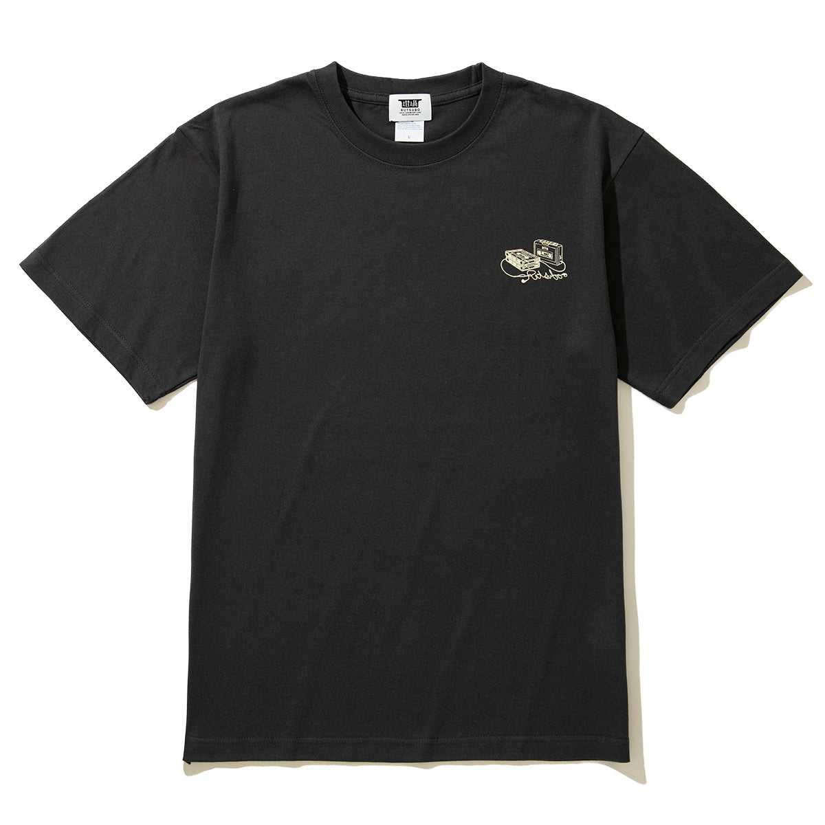 坩堝 IPPUKU TUNE ‘95 S/S T-SHIRTS (RUTSUBO×YU SUDA) RUTSUBO IPPUKU TUNE ‘95 ショートスリーブ Tシャツ R25FA-SUDA-TS1【メンズ グラフィック Tシャツ カセットテープ バックプリント コラボ 25FW】