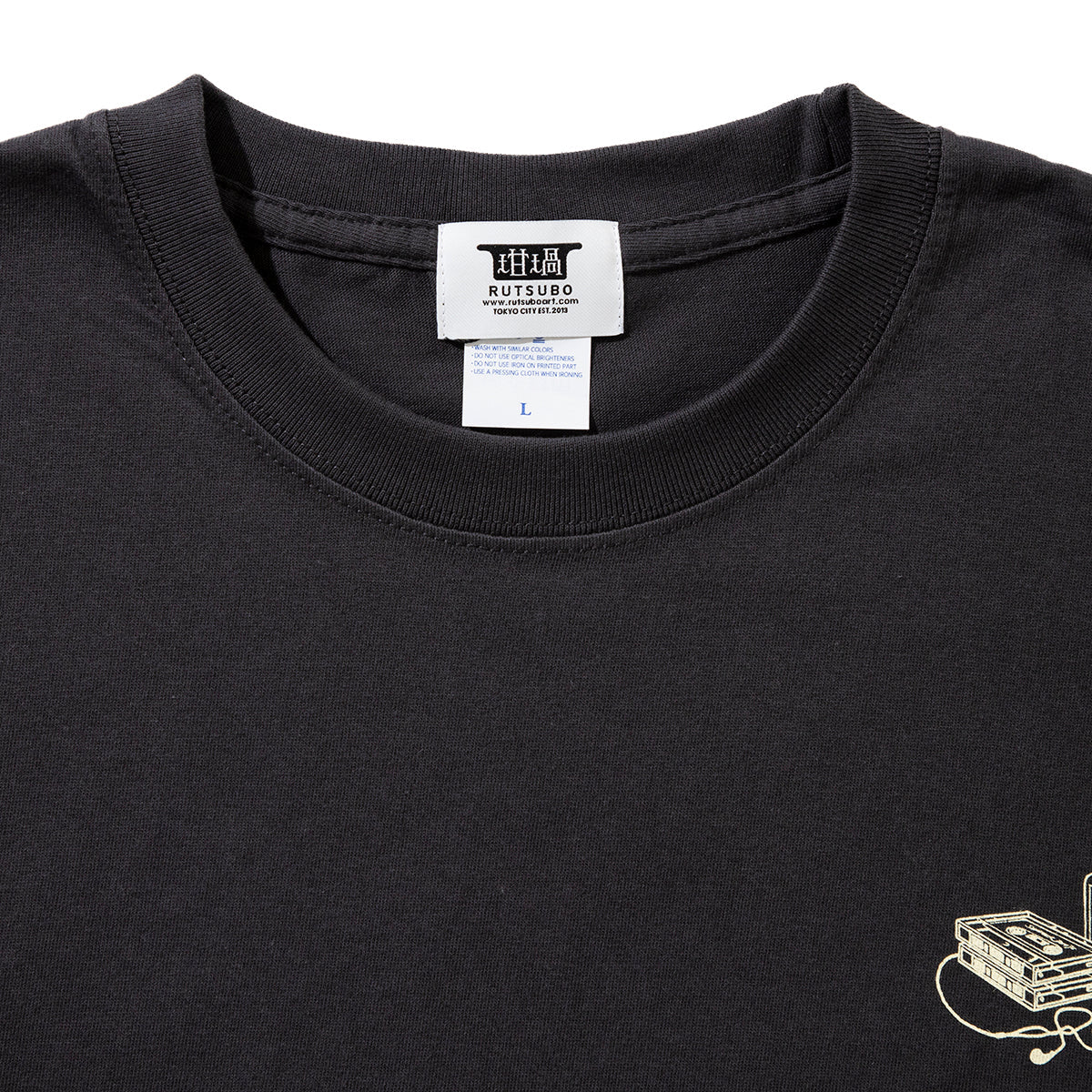 坩堝 IPPUKU TUNE ‘95 S/S T-SHIRTS (RUTSUBO×YU SUDA) RUTSUBO IPPUKU TUNE ‘95 ショートスリーブ Tシャツ R25FA-SUDA-TS1【メンズ グラフィック Tシャツ カセットテープ バックプリント コラボ 25FW】