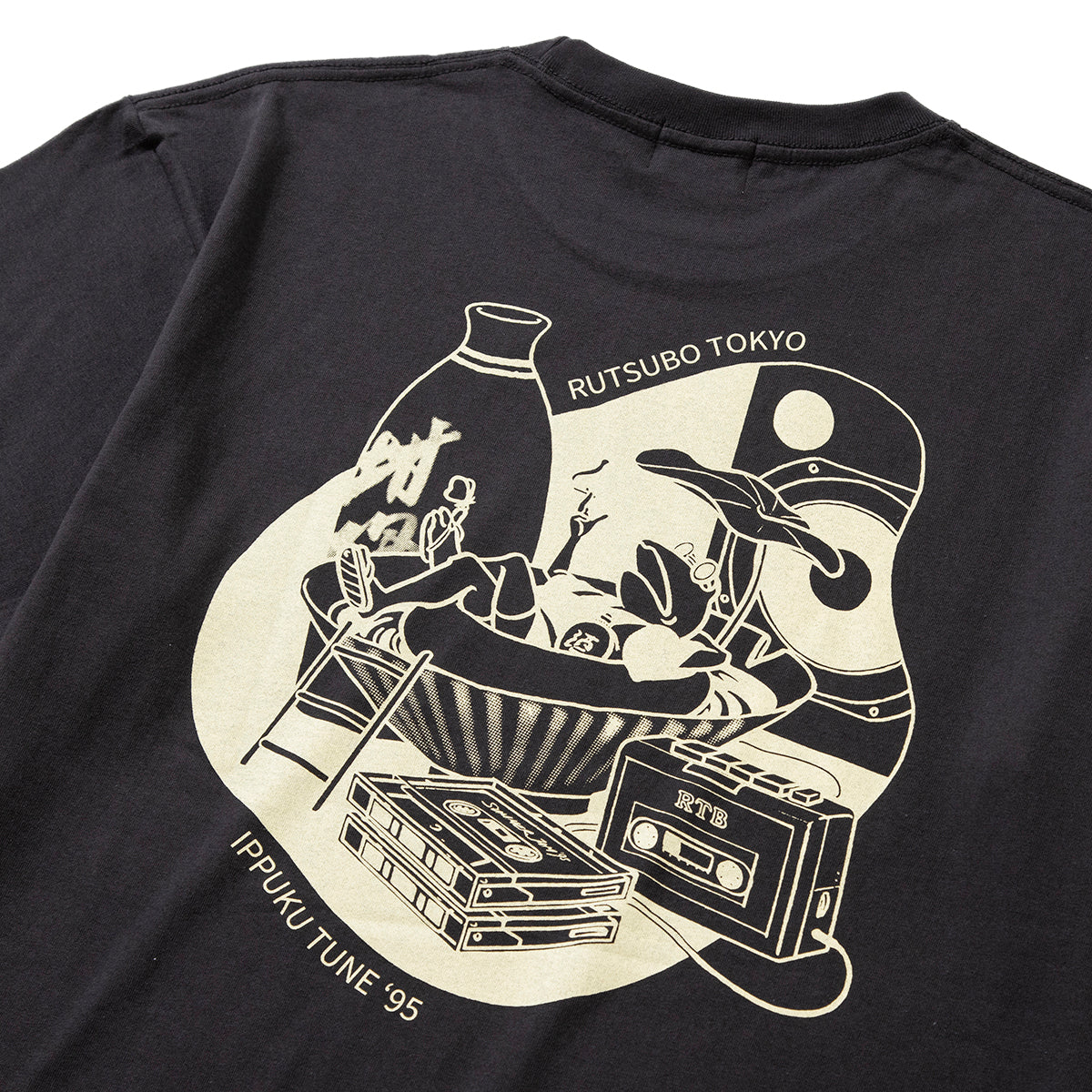 坩堝 IPPUKU TUNE ‘95 S/S T-SHIRTS (RUTSUBO×YU SUDA) RUTSUBO IPPUKU TUNE ‘95 ショートスリーブ Tシャツ R25FA-SUDA-TS1【メンズ グラフィック Tシャツ カセットテープ バックプリント コラボ 25FW】