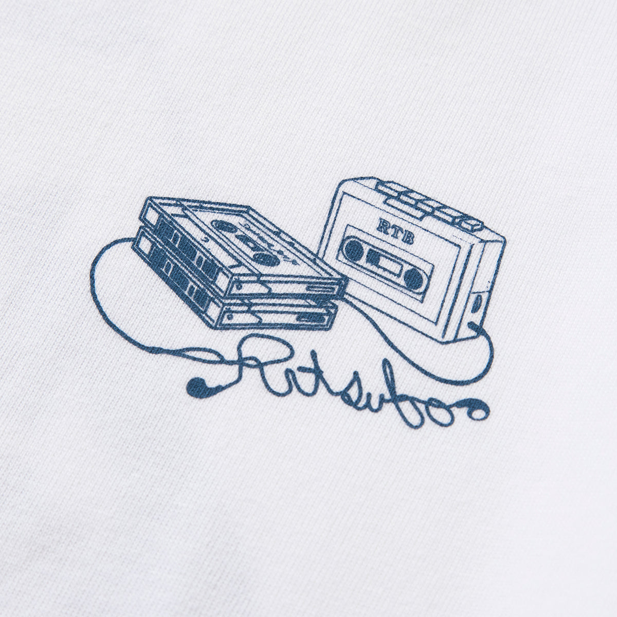 坩堝 IPPUKU TUNE ‘95 S/S T-SHIRTS (RUTSUBO×YU SUDA) RUTSUBO IPPUKU TUNE ‘95 ショートスリーブ Tシャツ R25FA-SUDA-TS1【メンズ グラフィック Tシャツ カセットテープ バックプリント コラボ 25FW】