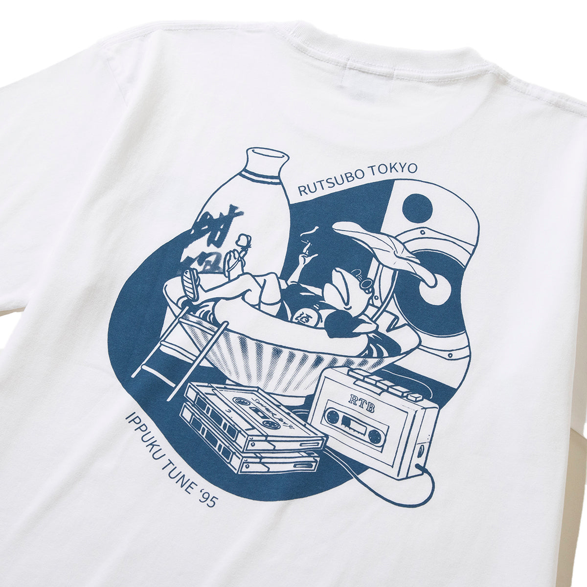 坩堝 IPPUKU TUNE ‘95 S/S T-SHIRTS (RUTSUBO×YU SUDA) RUTSUBO IPPUKU TUNE ‘95 ショートスリーブ Tシャツ R25FA-SUDA-TS1【メンズ グラフィック Tシャツ カセットテープ バックプリント コラボ 25FW】
