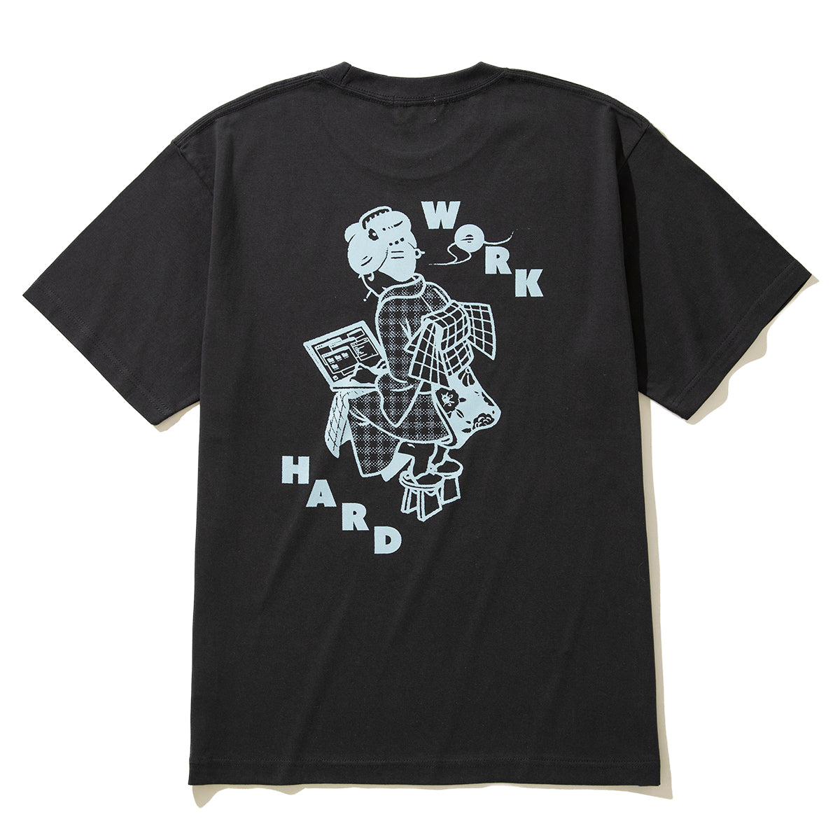 坩堝 WORKHARD/必殺仕事人 S/S T-SHIRTS (RUTSUBO×YU SUDA) RUTSUBO WORKHARD/必殺仕事人 ショートスリーブ Tシャツ R25FA-SUDA-TS3【メンズ Tシャツ グラフィック メッセージ バックプリント アーティスト コラボ 25FW】