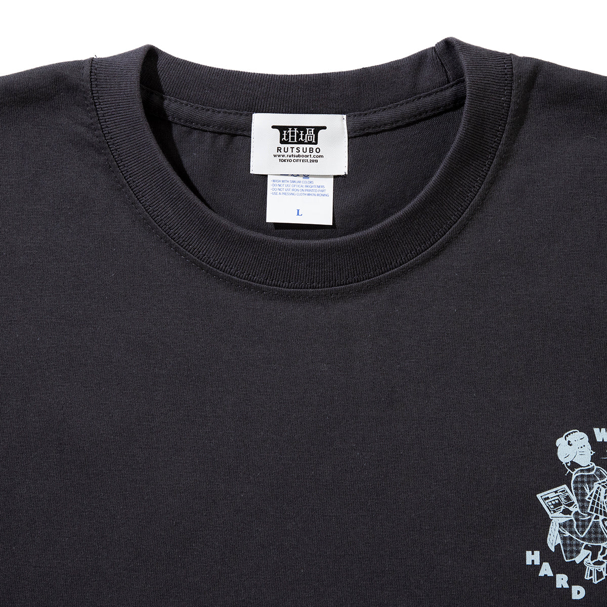 坩堝 WORKHARD/必殺仕事人 S/S T-SHIRTS (RUTSUBO×YU SUDA) RUTSUBO WORKHARD/必殺仕事人 ショートスリーブ Tシャツ R25FA-SUDA-TS3【メンズ Tシャツ グラフィック メッセージ バックプリント アーティスト コラボ 25FW】
