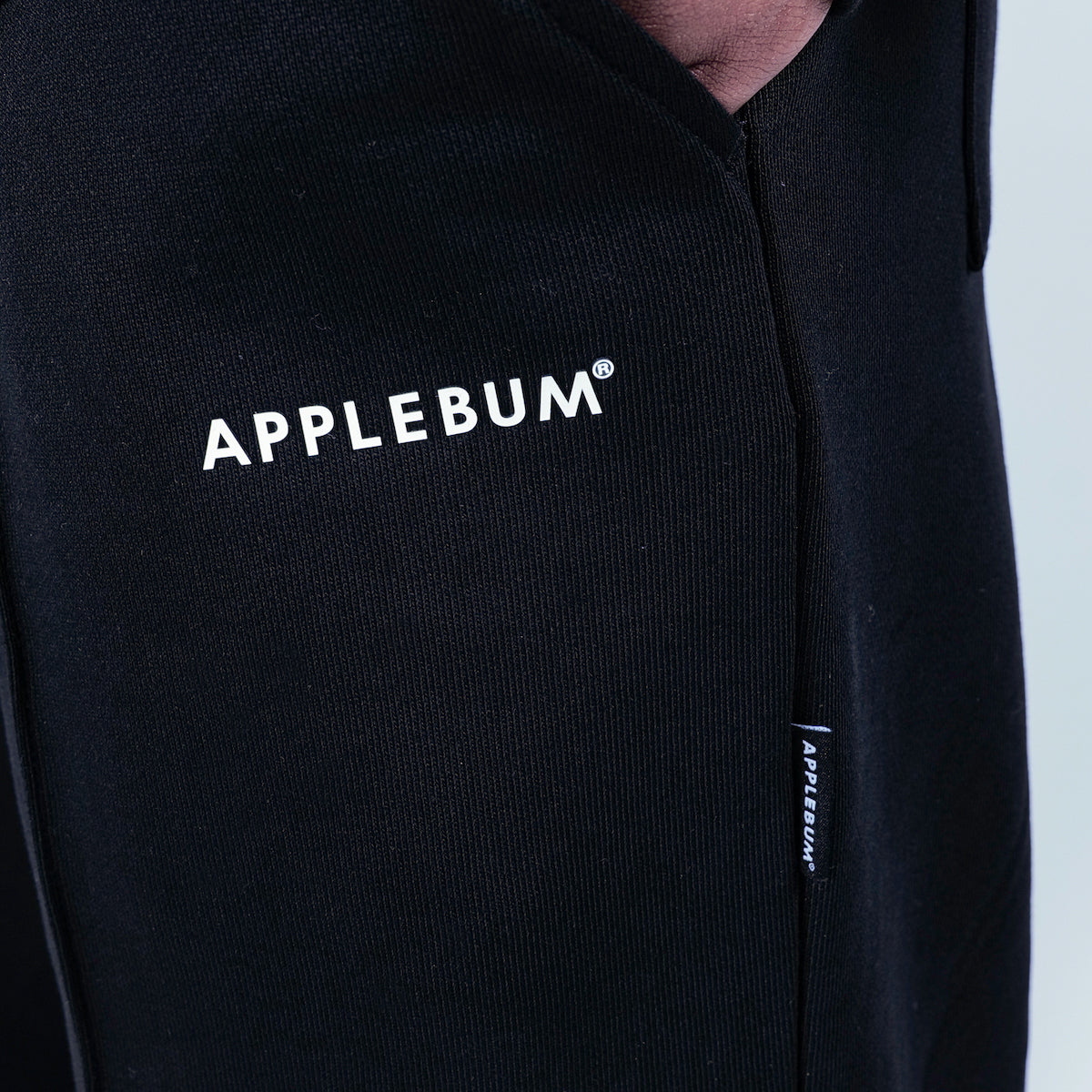 APPLEBUM Logo Sweat Pants アップルバム ロゴ スウェットパンツ 2520807【メンズ スウェットパンツ ピンタック センタープレス セットアップ可 25FW】