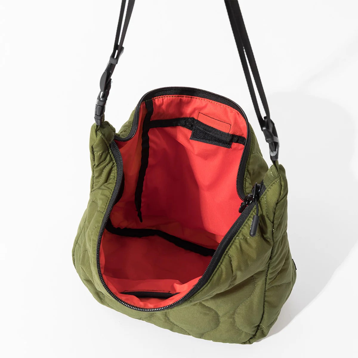 POLER QUILTED STROLL SHOULDER ポーラー キルテッド ストロール ショルダー 253MCV0123【メンズ ショルダーバッグ キルティング ミリタリー デイリー 25FW】