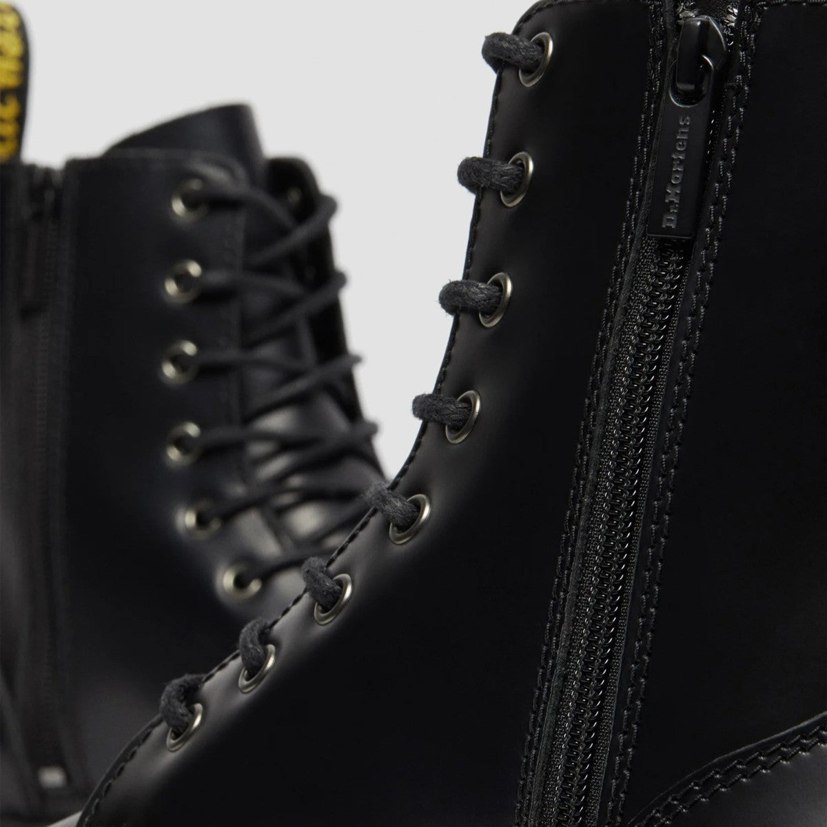 Dr. MARTENS JADON 8 HOLE BOOT ドクターマーチン JADON 8ホールブーツ DM-15265001-BLK【レディース 厚底 ブーツ ジップ ヒールループ イエローステッチ 25FW】